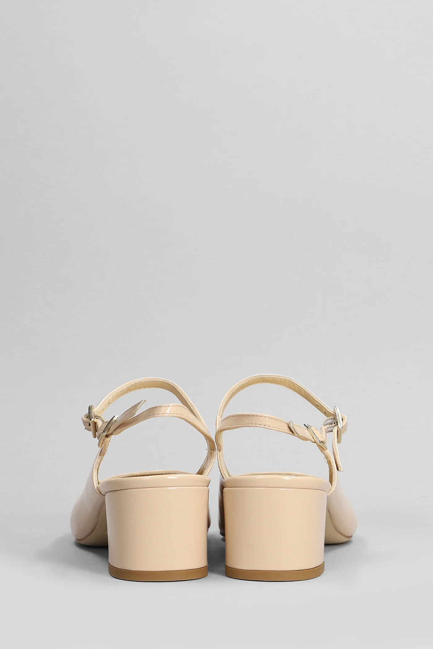 Pumps in powder patent leather - Image 4