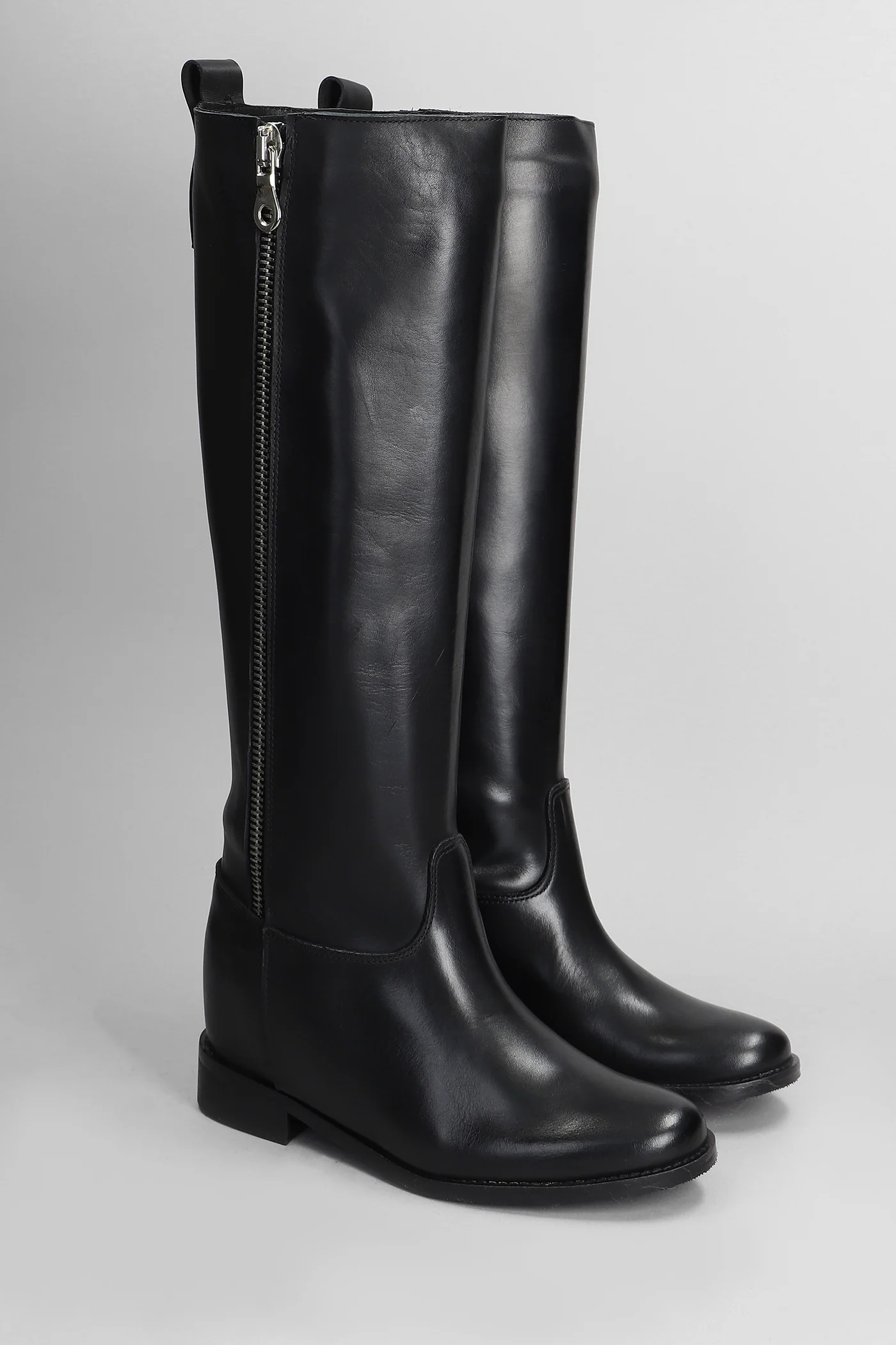 Marracash  in black leather - Image 2