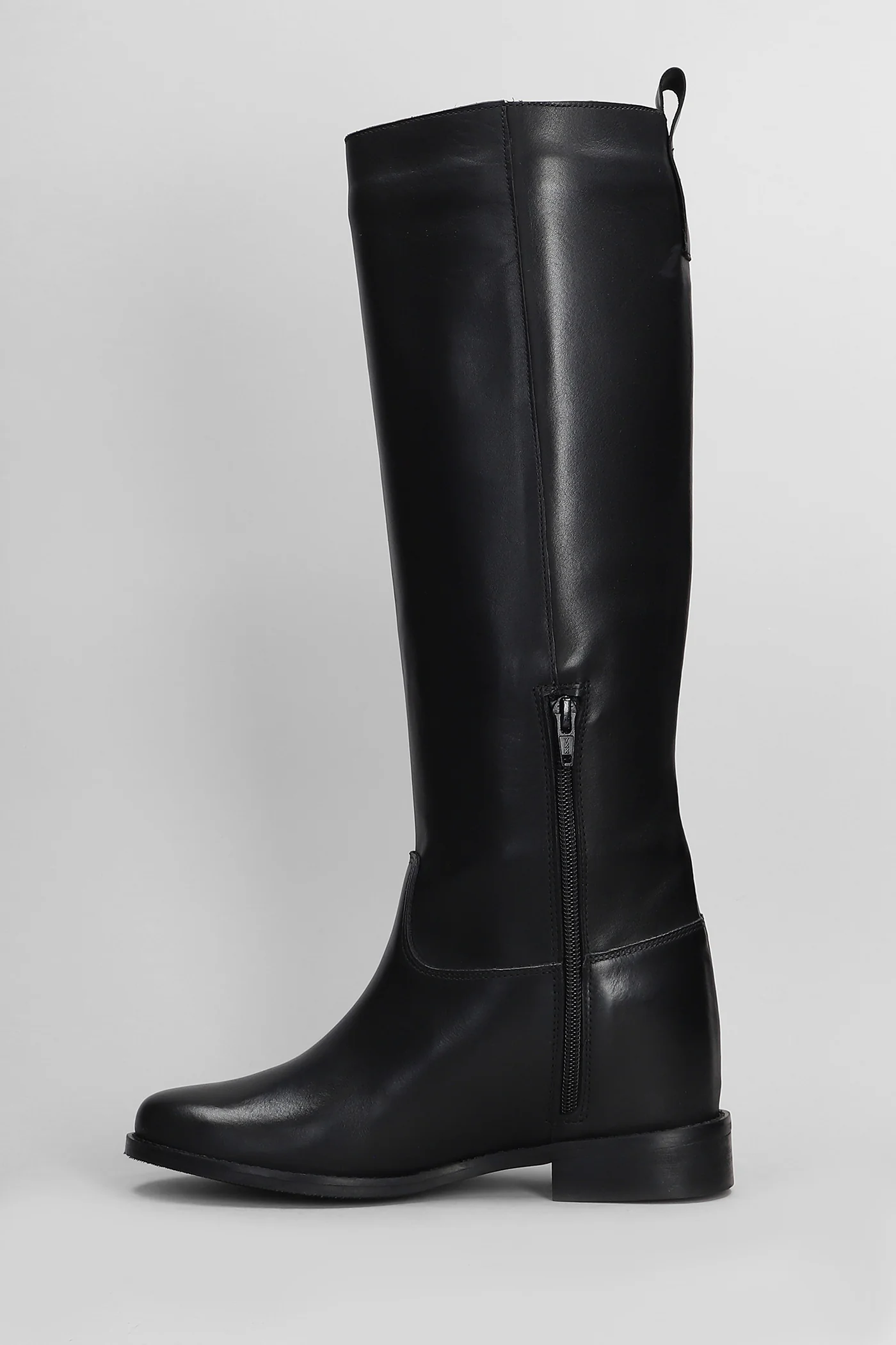 Marracash  in black leather - Image 3
