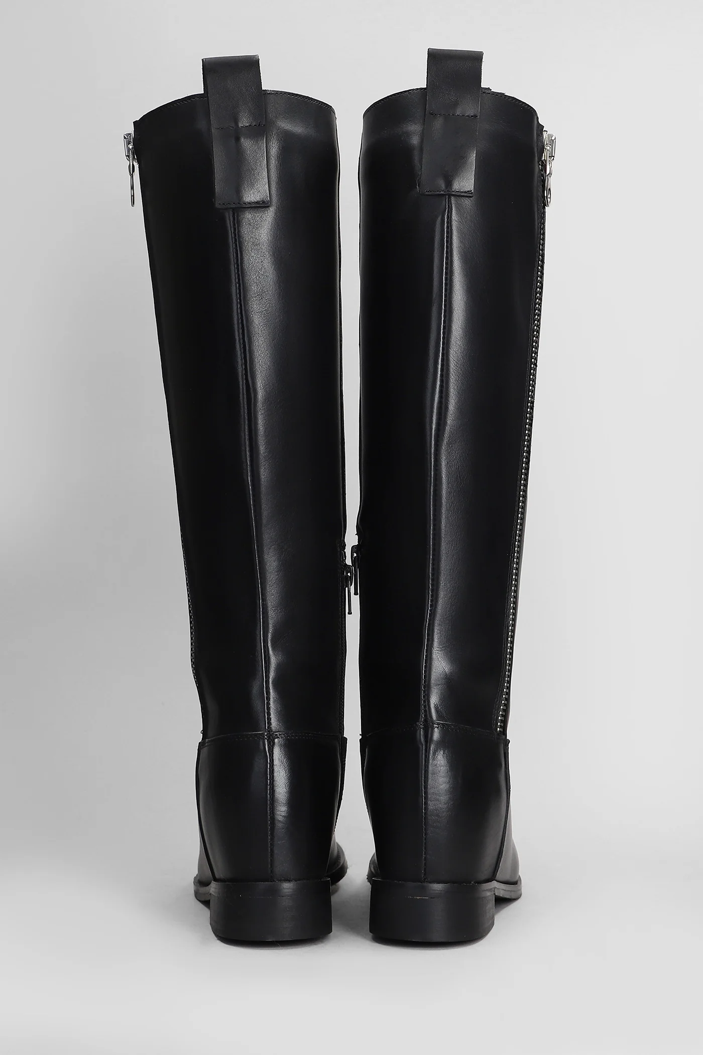 Marracash  in black leather - Image 4