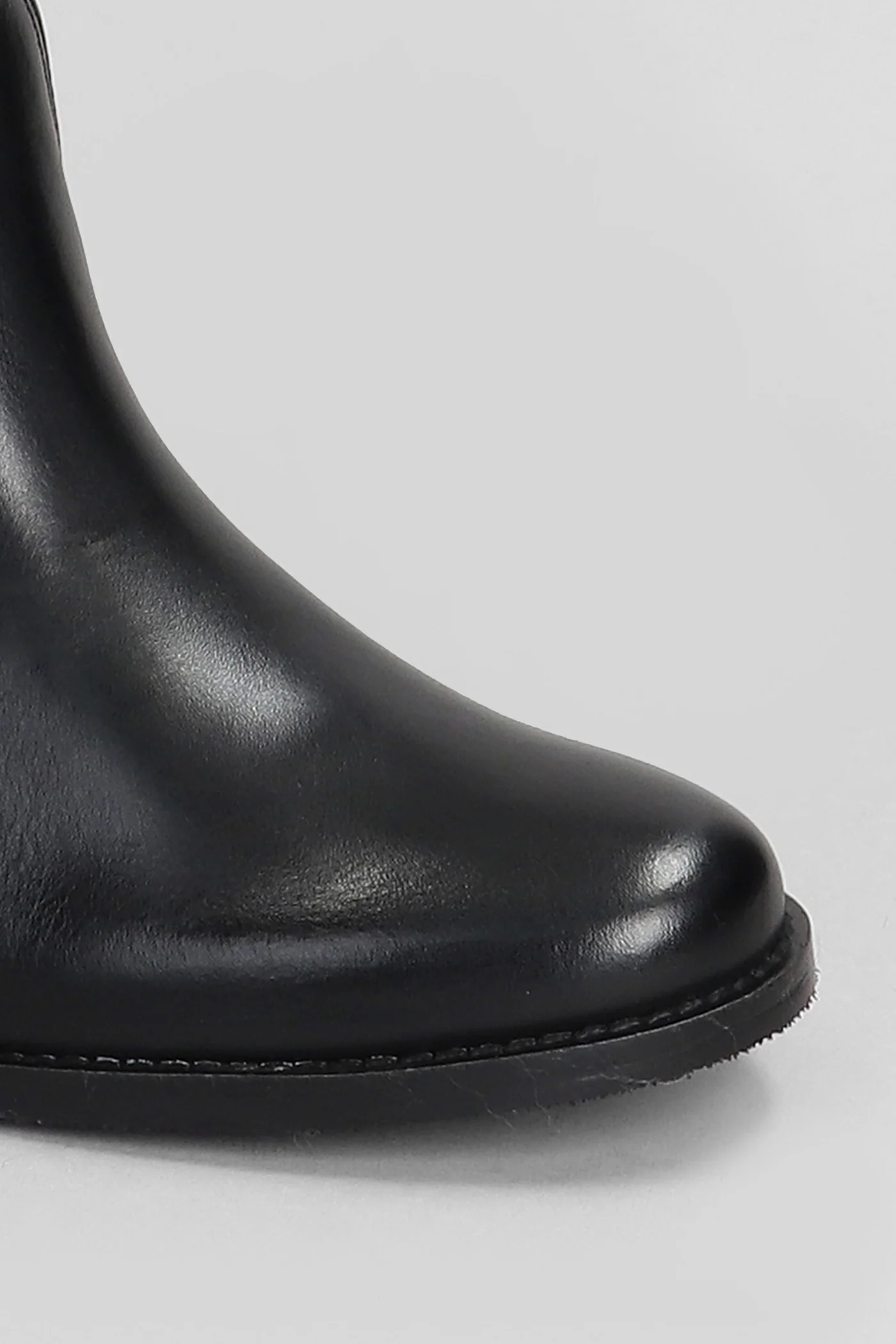 Marracash  in black leather - Image 5