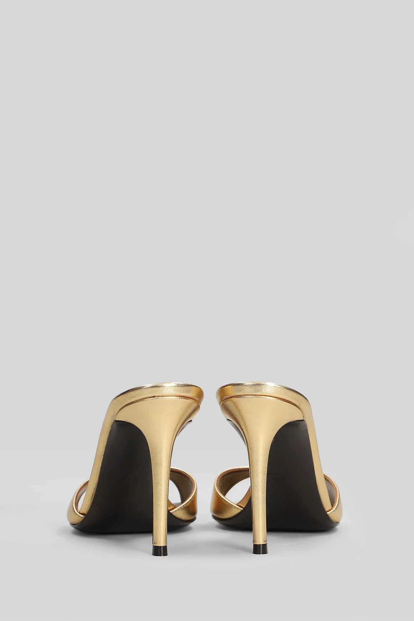 Intriigo Sandals in gold patent leather - Image 4