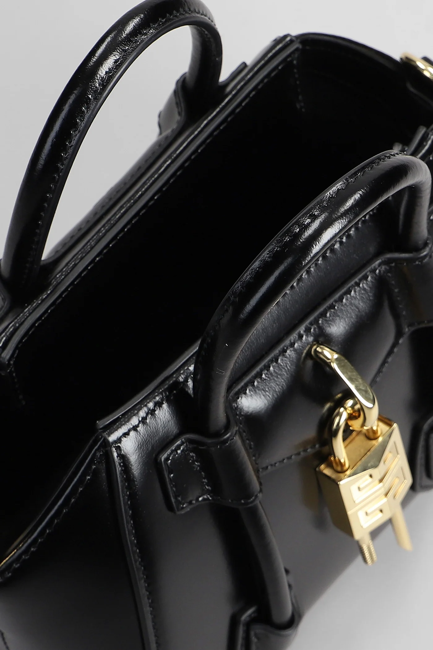 Antigona lock toy Shoulder bag in black leather - Image 4