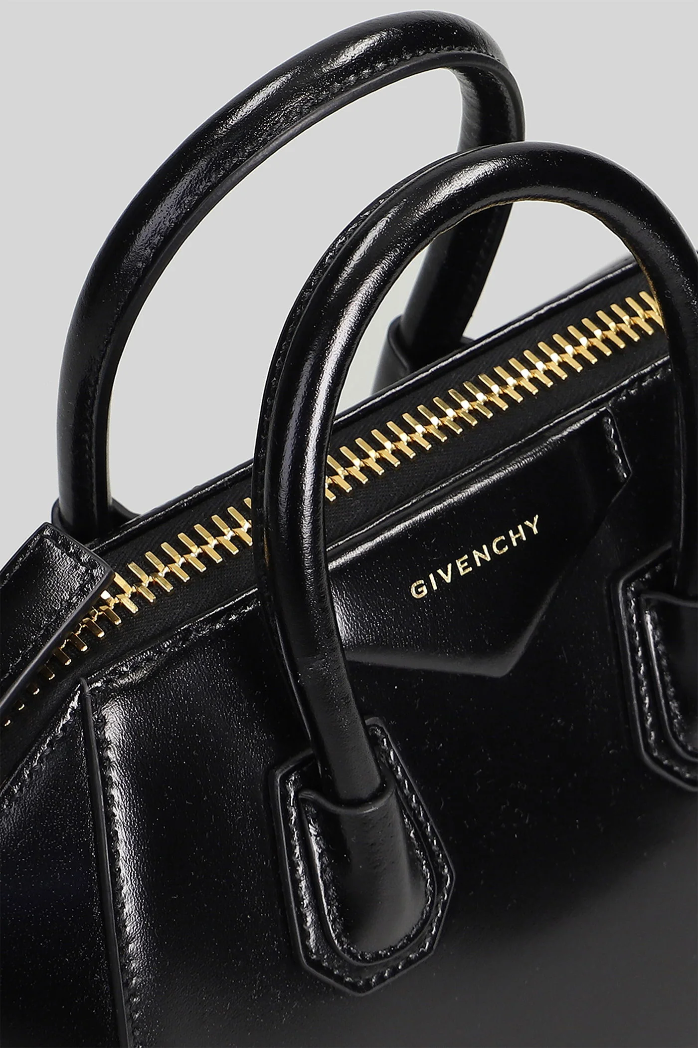 Antigona mini Shoulder bag in black leather - Image 4
