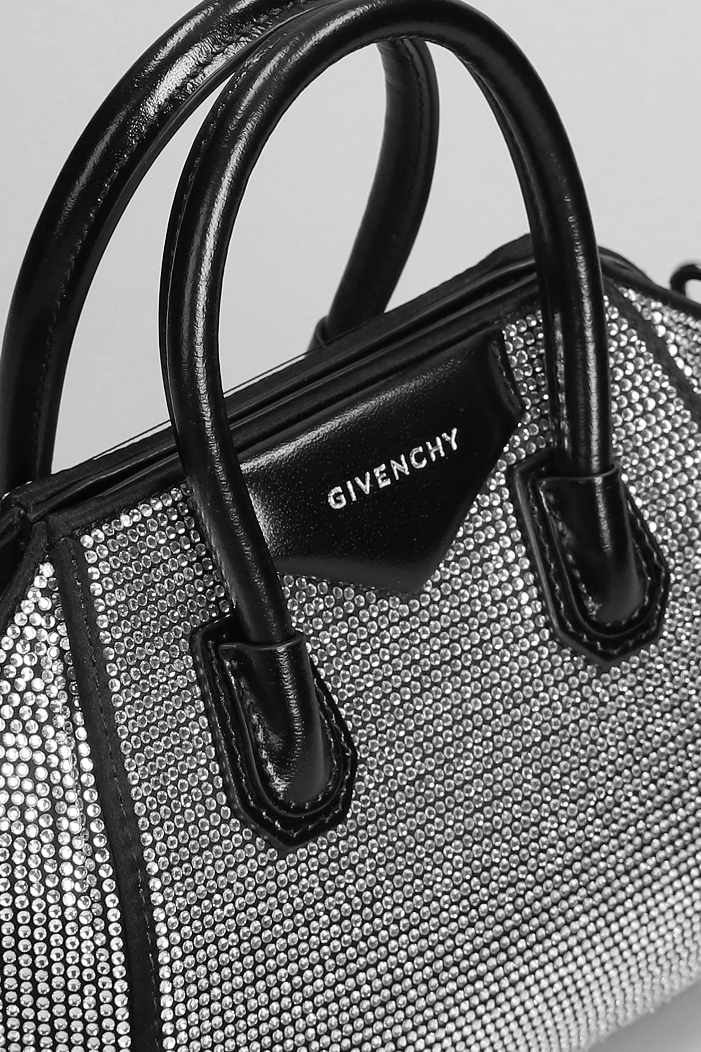 Antigona Shoulder bag in black leather - Image 4
