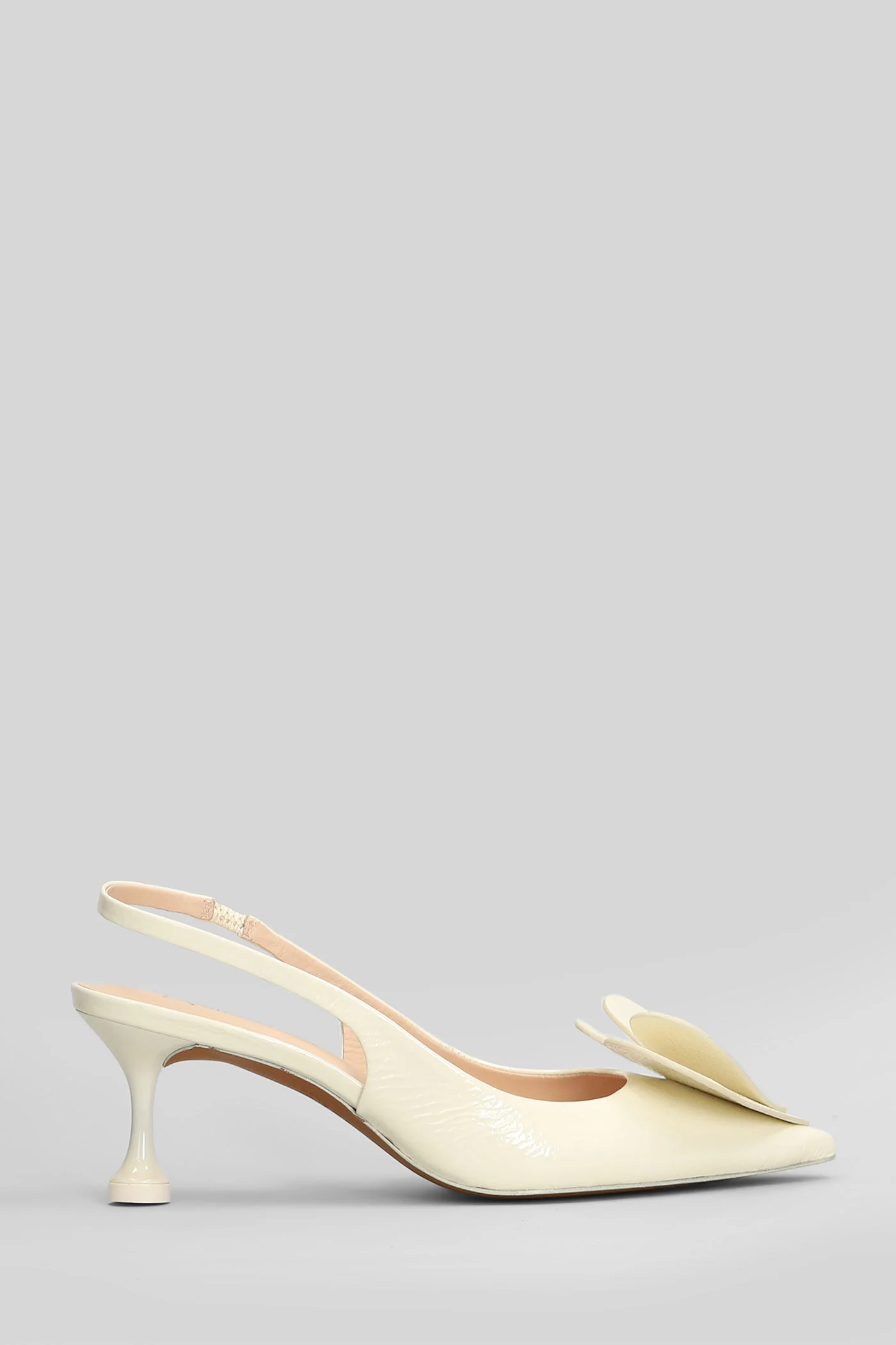 Pumps in white leather