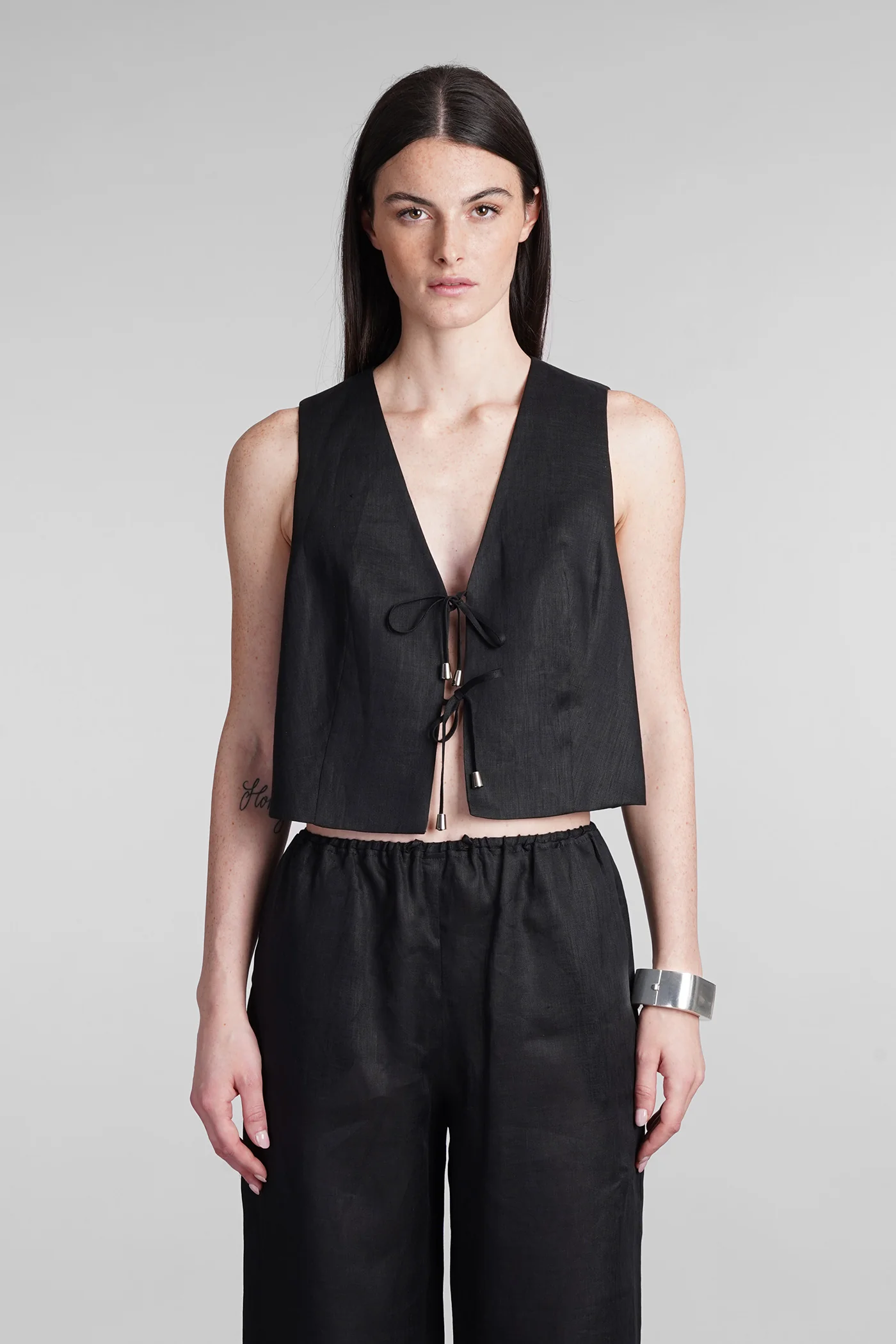 Vera py Vest in black linen