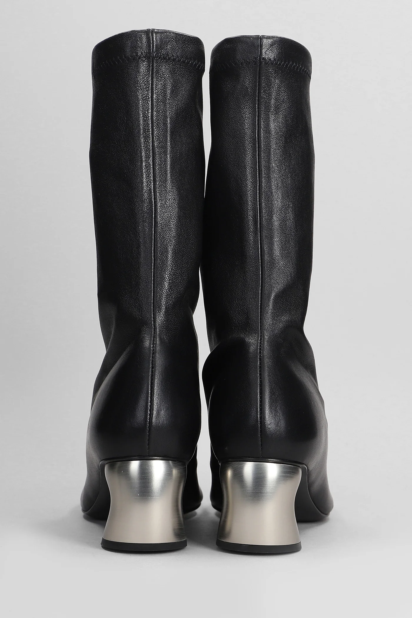 low heels Ankle boots in black leather - Image 4