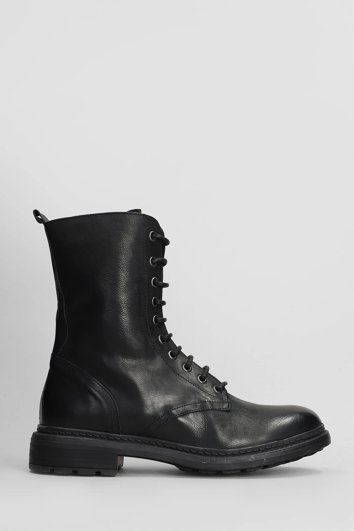 Combat boots in black leather