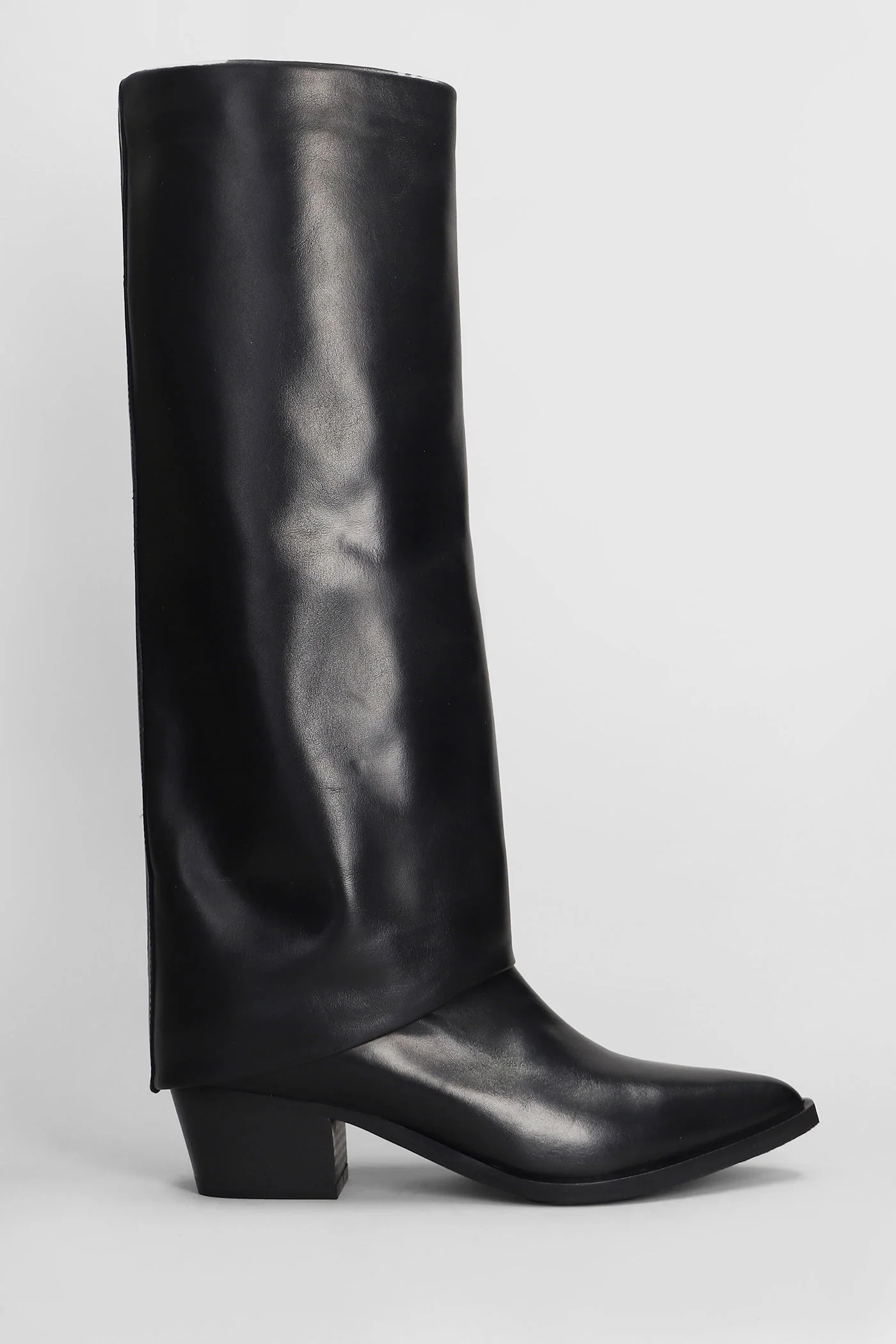 High heels boots in black leather
