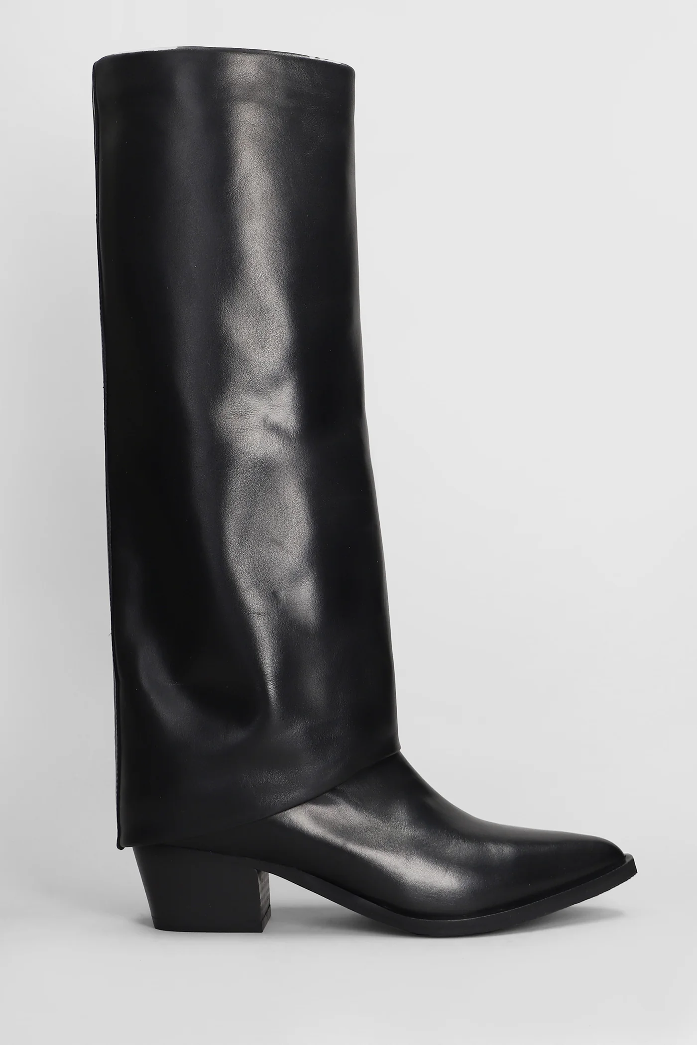 High heels boots in black leather