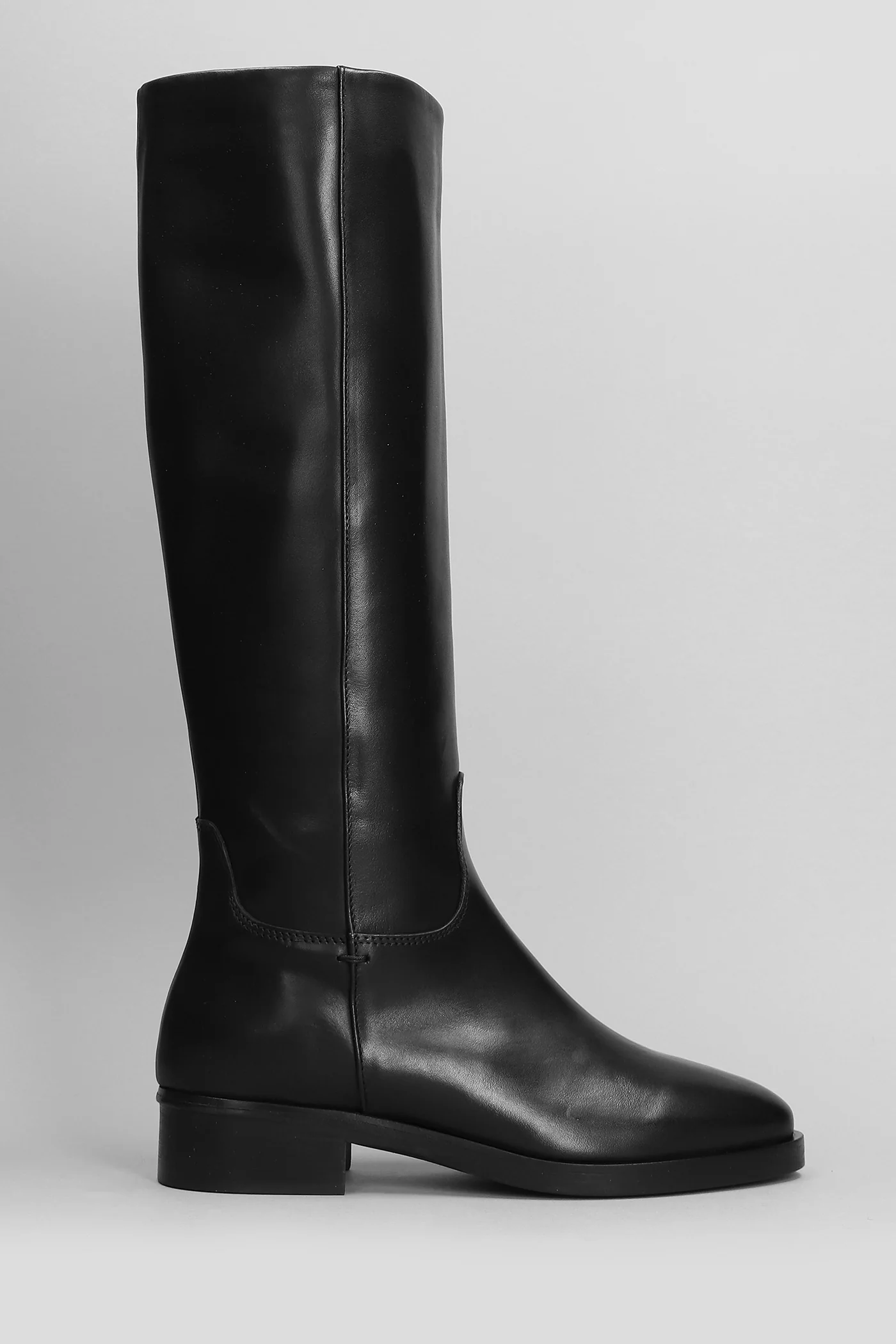 High heels boots in black leather