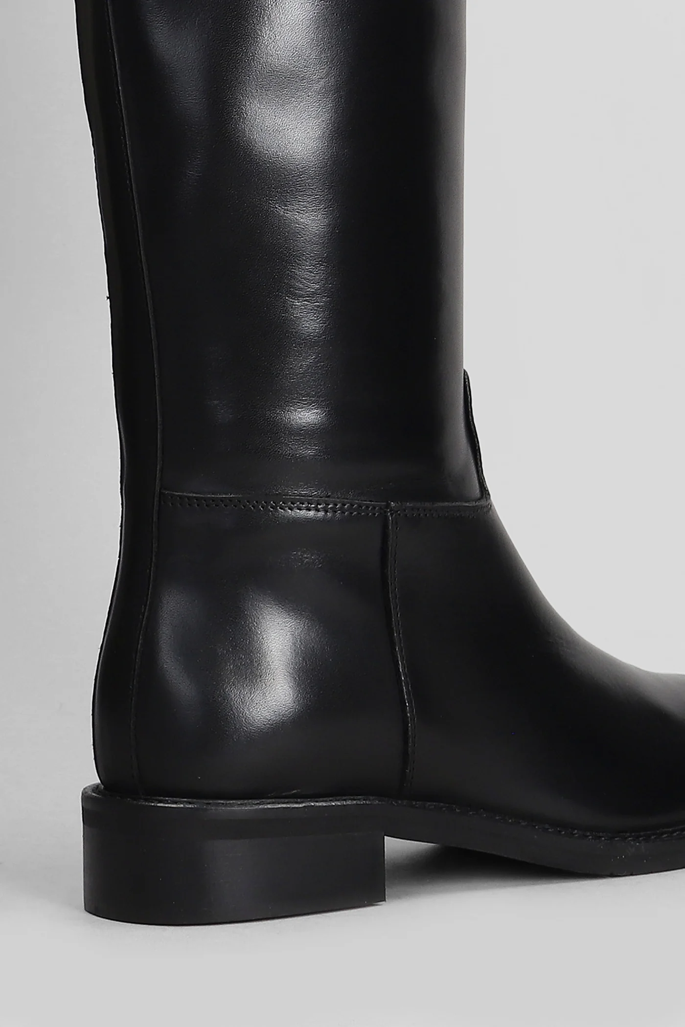 low heels boots in black leather - Image 5
