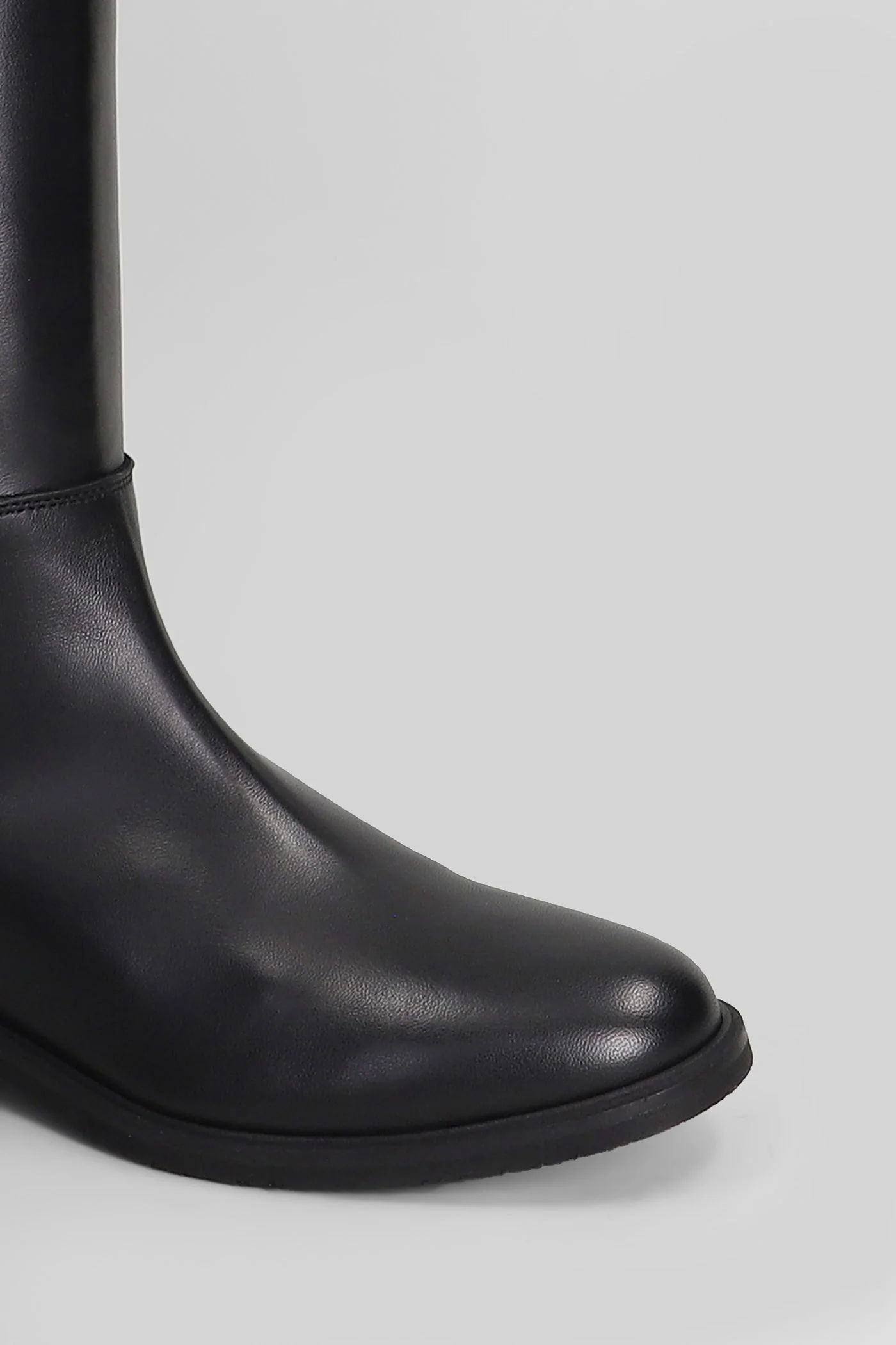 low heels boots in black leather - Image 5