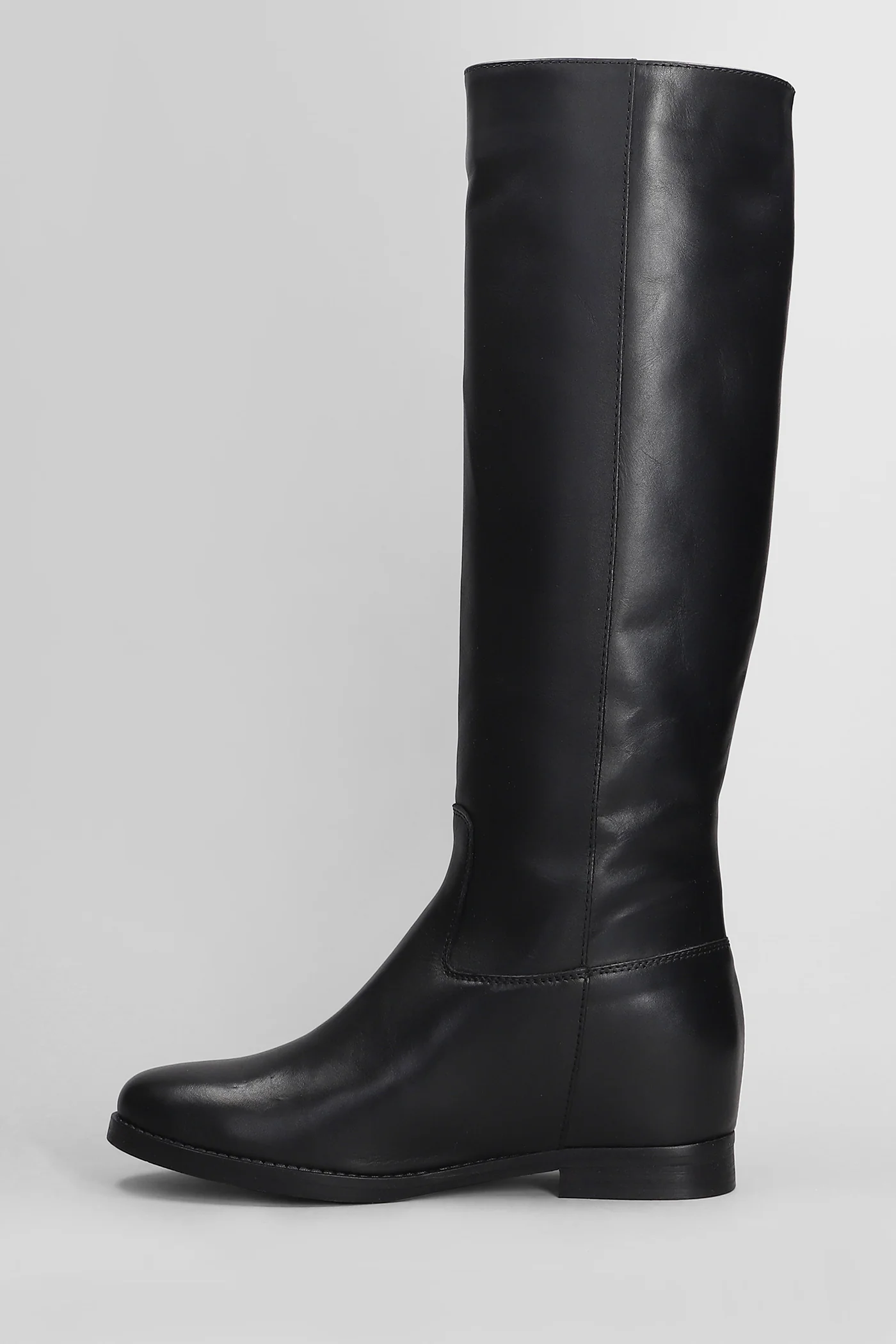 low heels boots in black leather - Image 3