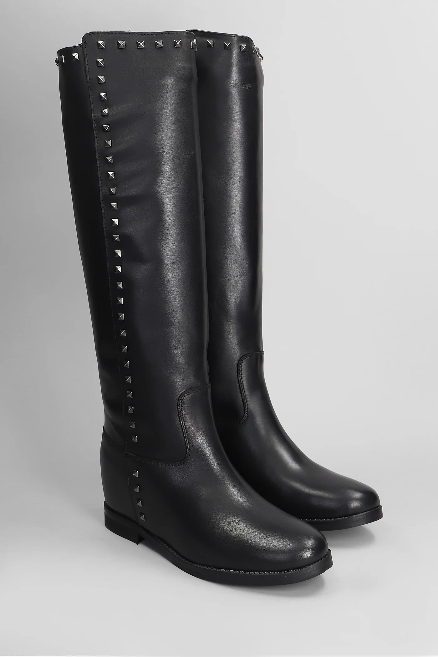 low heels boots in black leather - Image 2