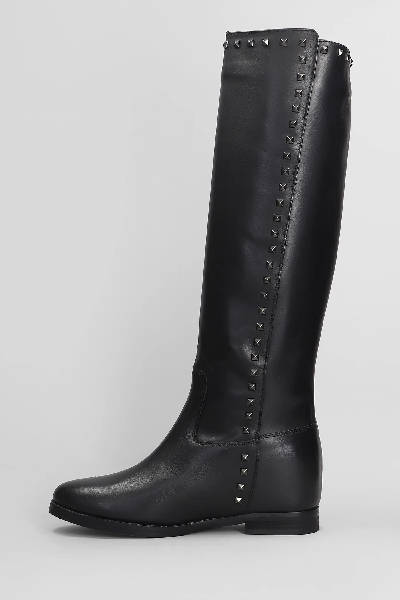 low heels boots in black leather - Image 3