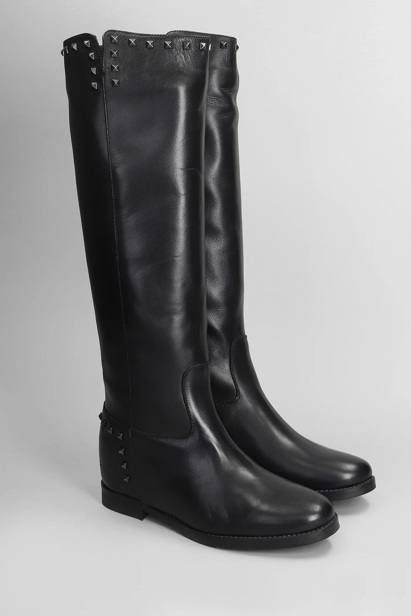 low heels boots in black leather - Image 2