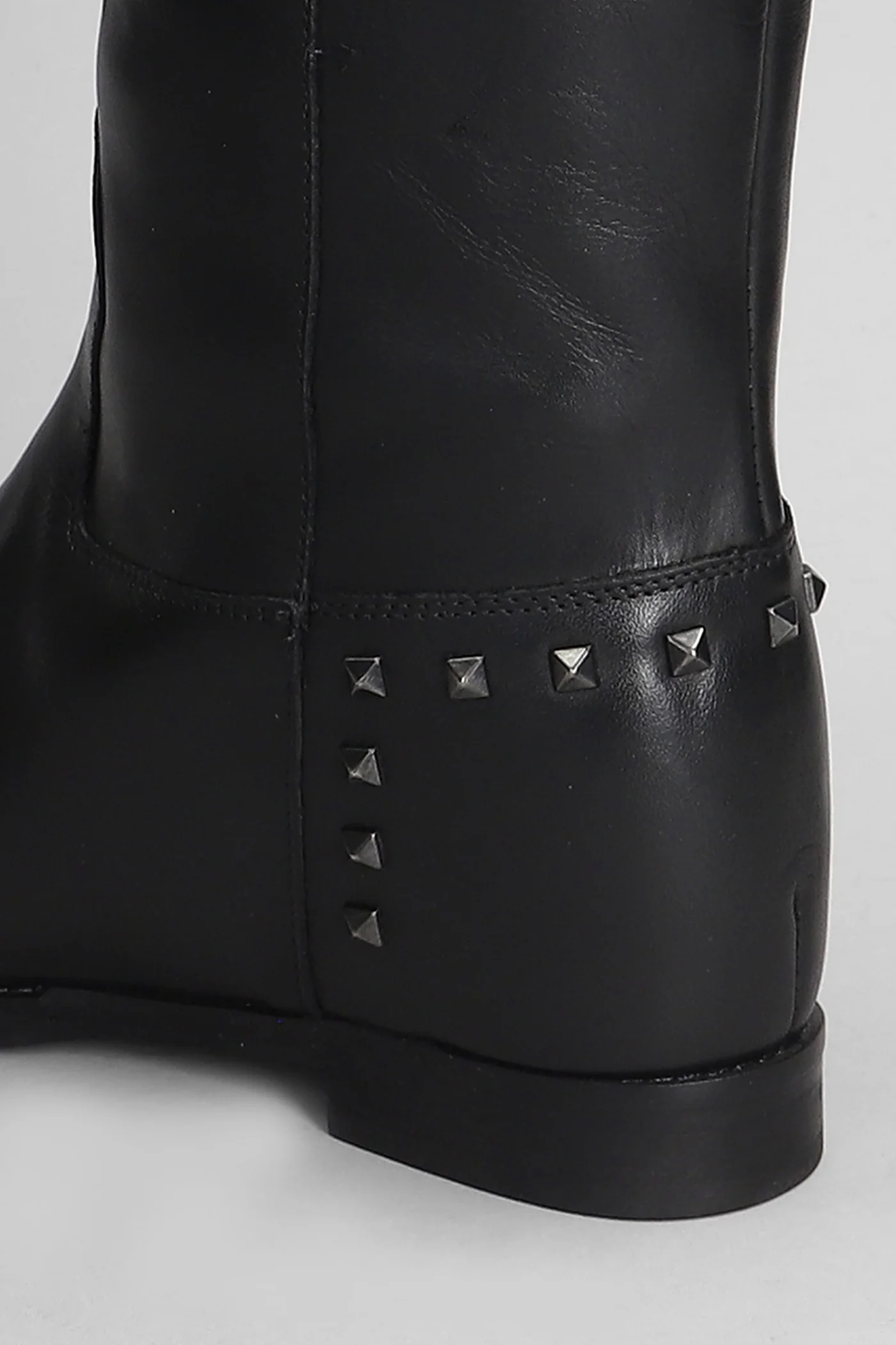 low heels boots in black leather - Image 5