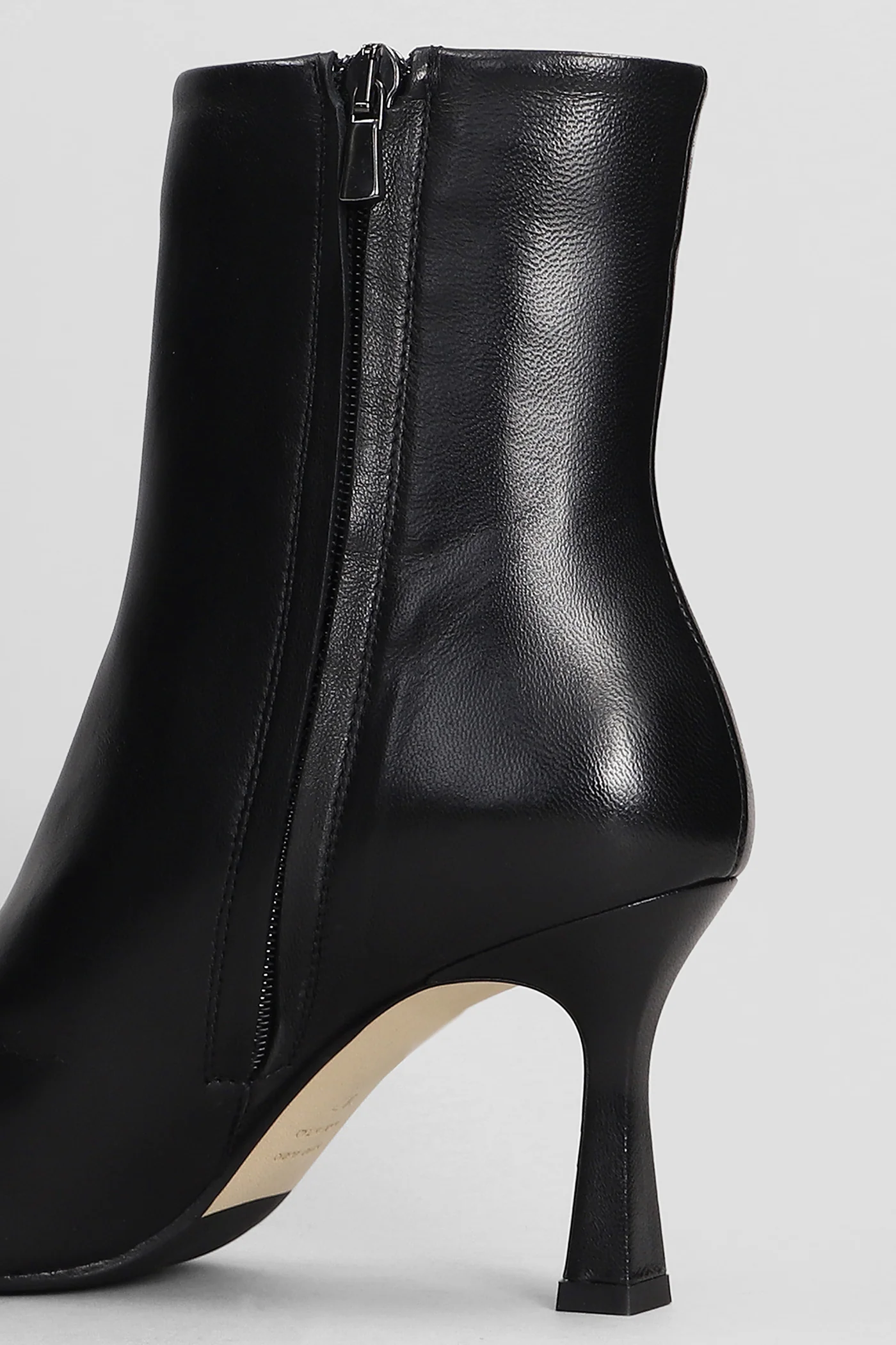 low heels boots in black leather - Image 5
