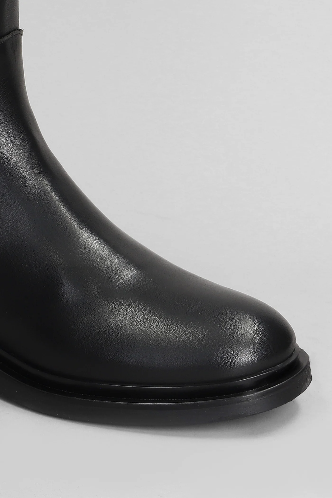 low heels boots in black leather - Image 5