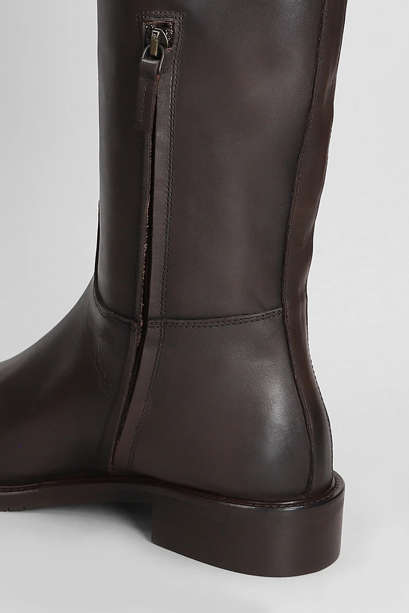 low heels boots in dark brown leather - Image 5