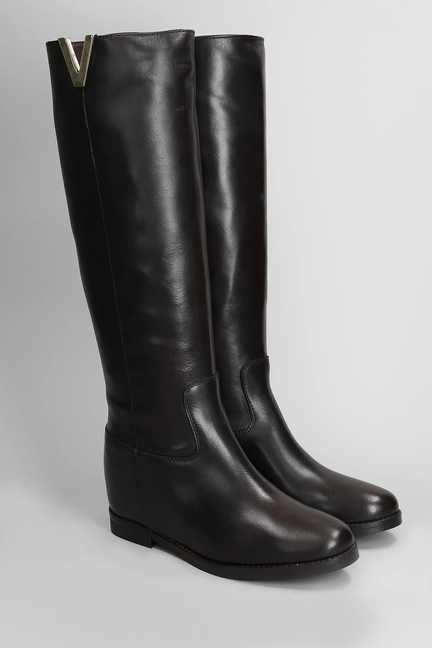 low heels boots in dark brown leather - Image 2