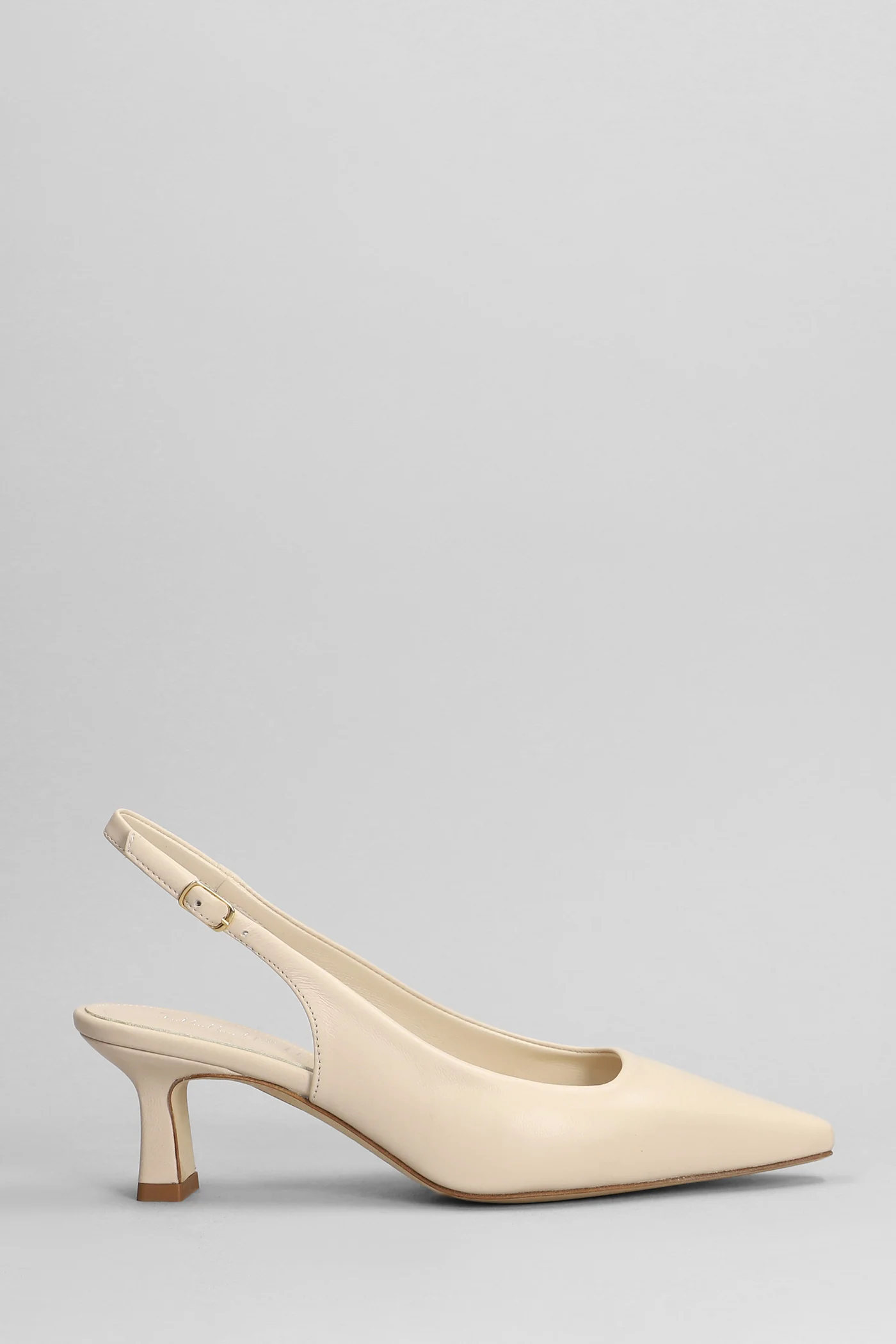 Pumps in beige leather