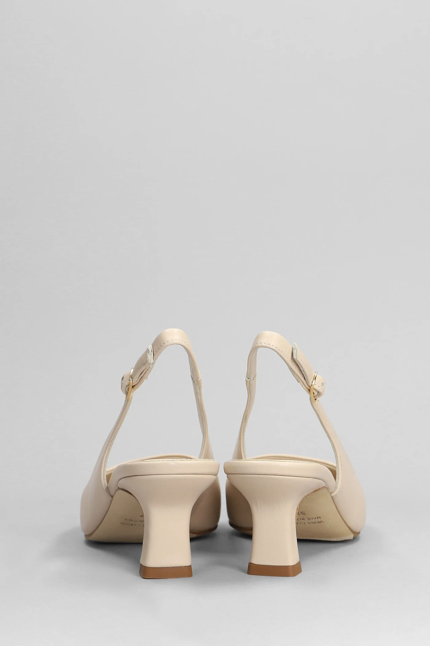 Pumps in beige leather - Image 4
