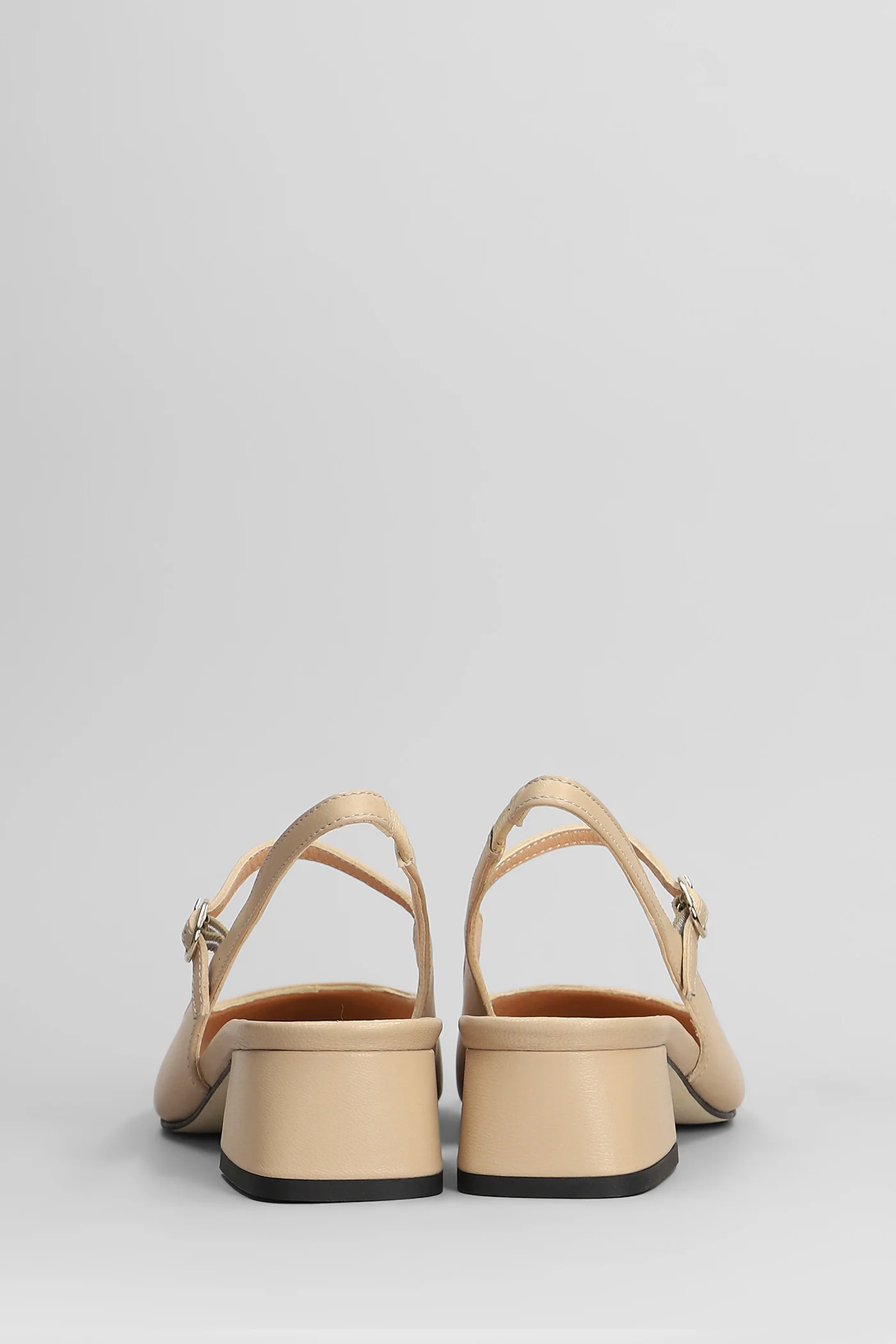 Pumps in beige leather - Image 4