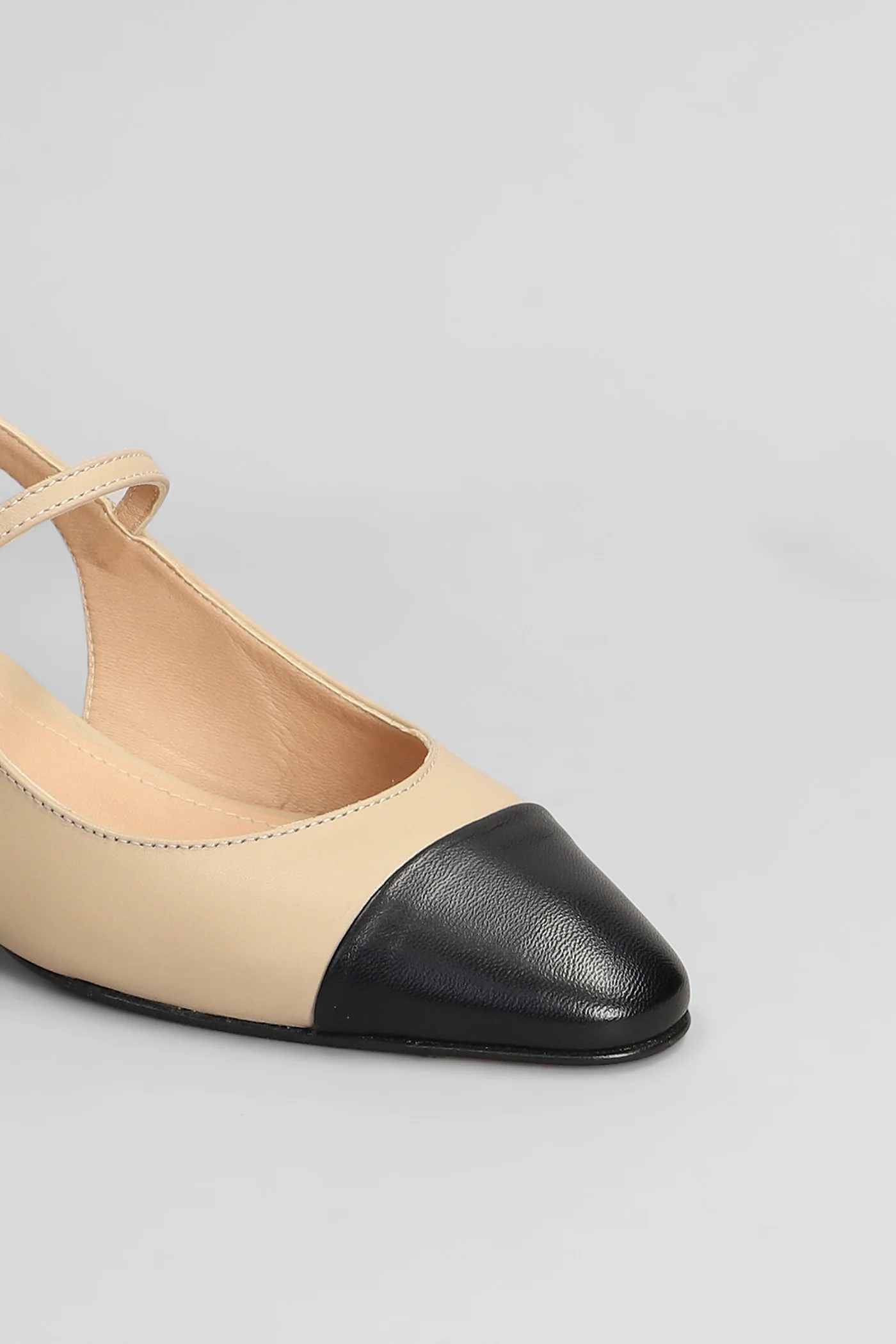 Pumps in beige leather - Image 5