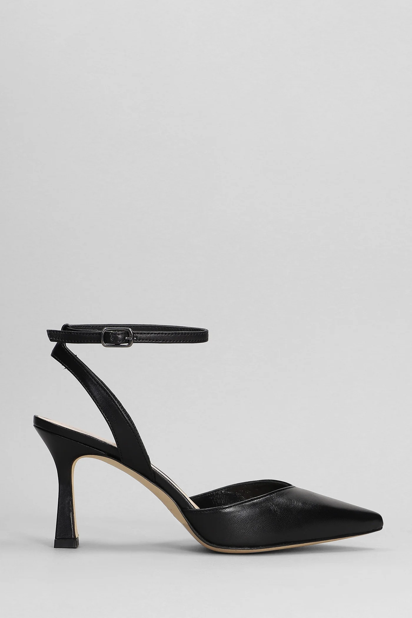 Pumps in black leather