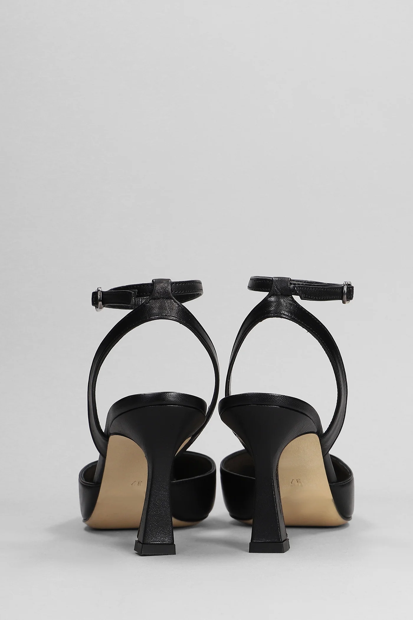 Pumps in black leather - Image 4