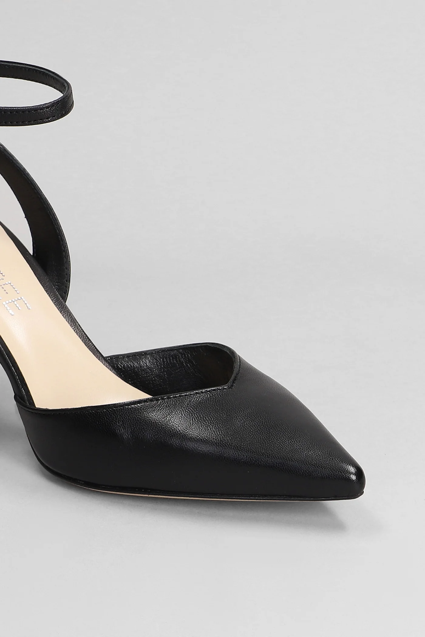 Pumps in black leather - Image 5