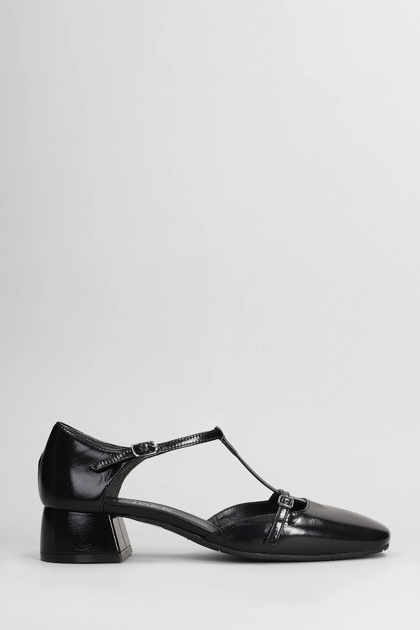 Pumps in black leather