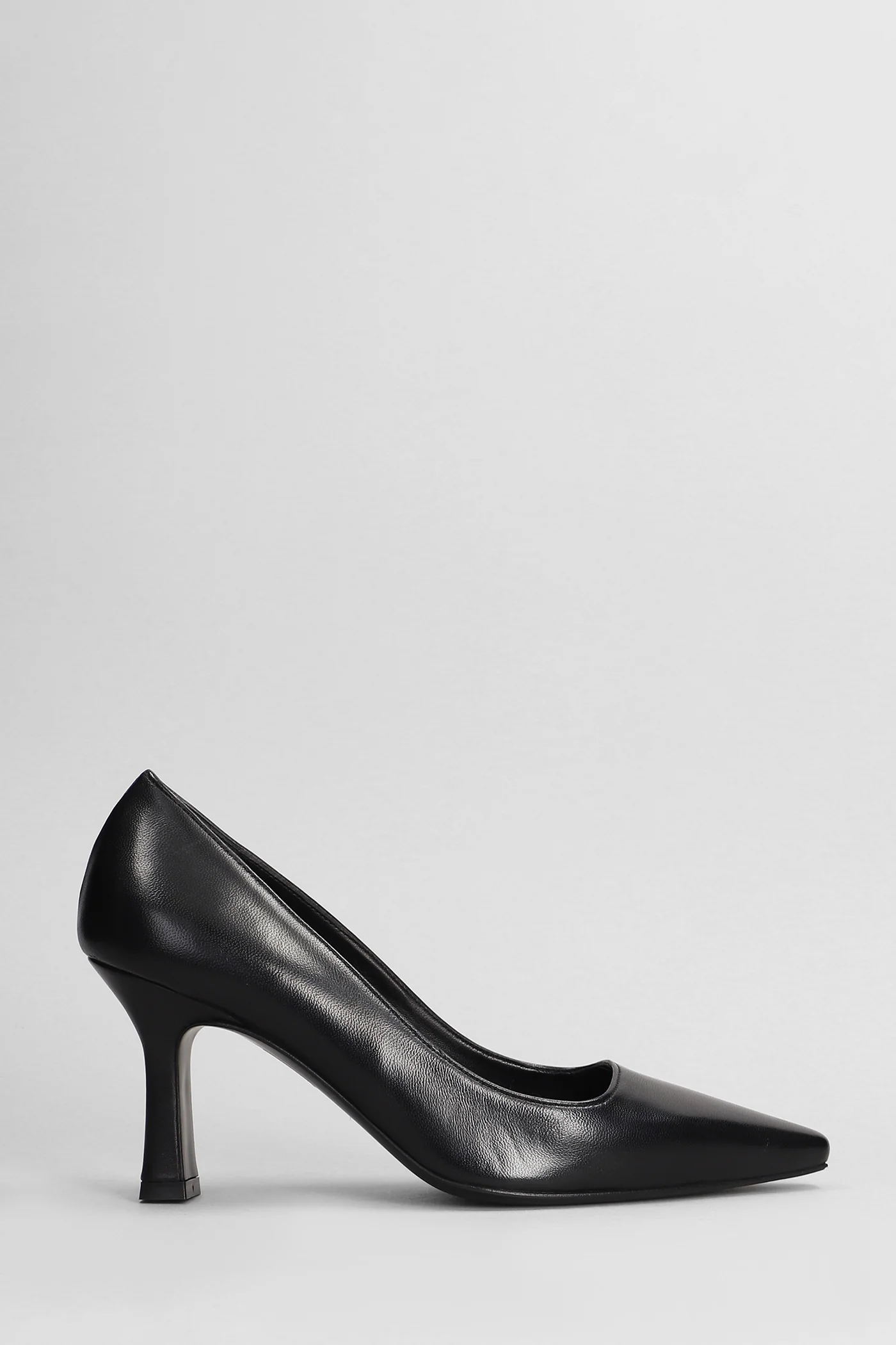 Pumps in black leather