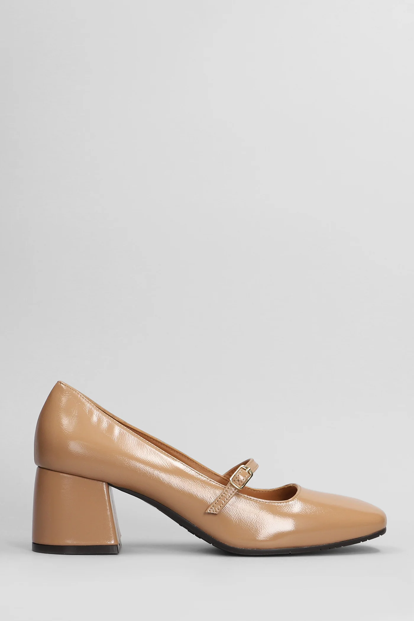 Pumps in Camel leather