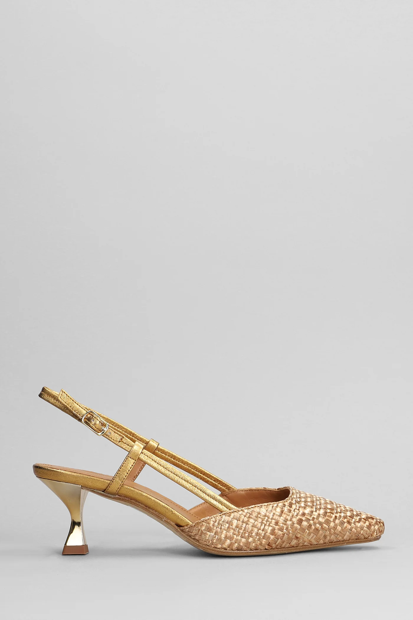 Pumps in copper raffia