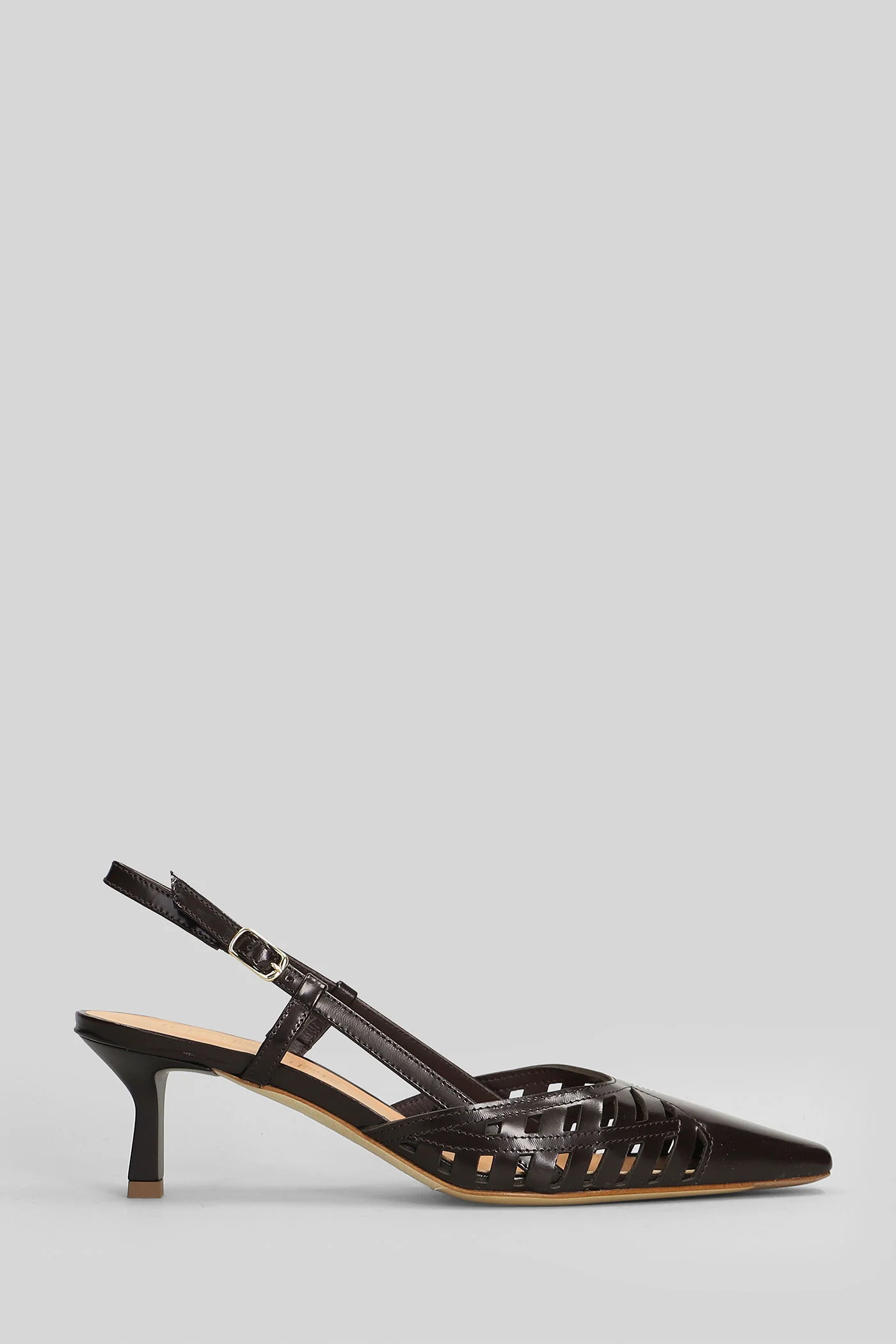 Pumps in dark brown leather