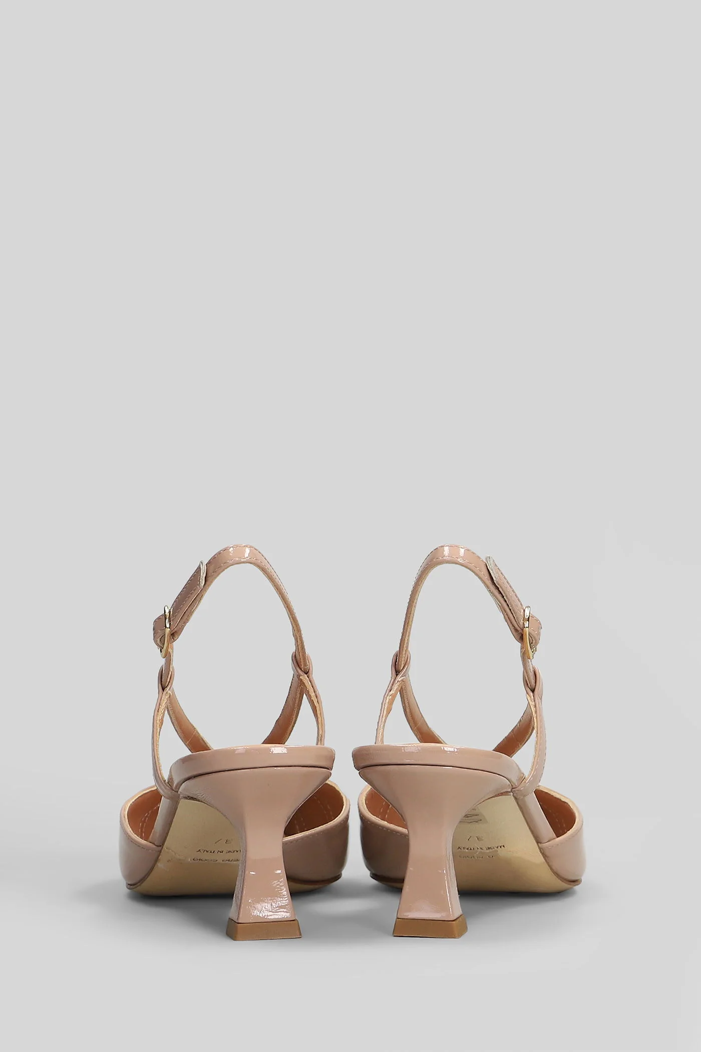 Pumps in powder patent leather - Image 4