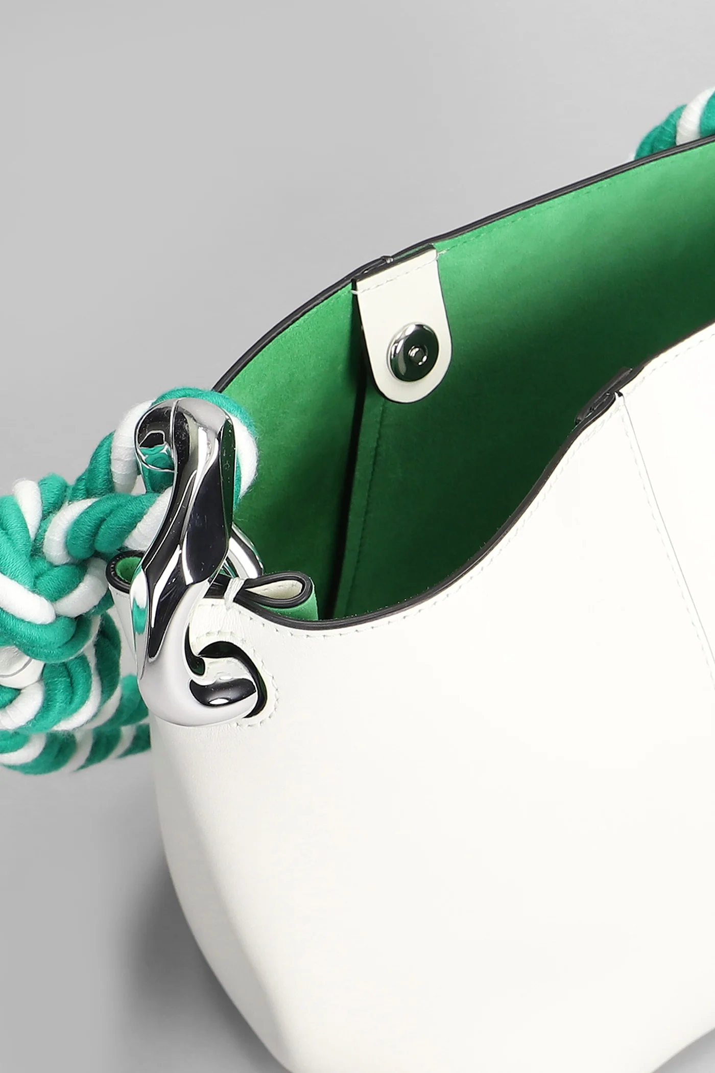 Corner bucket Shoulder bag in white leather - Image 4
