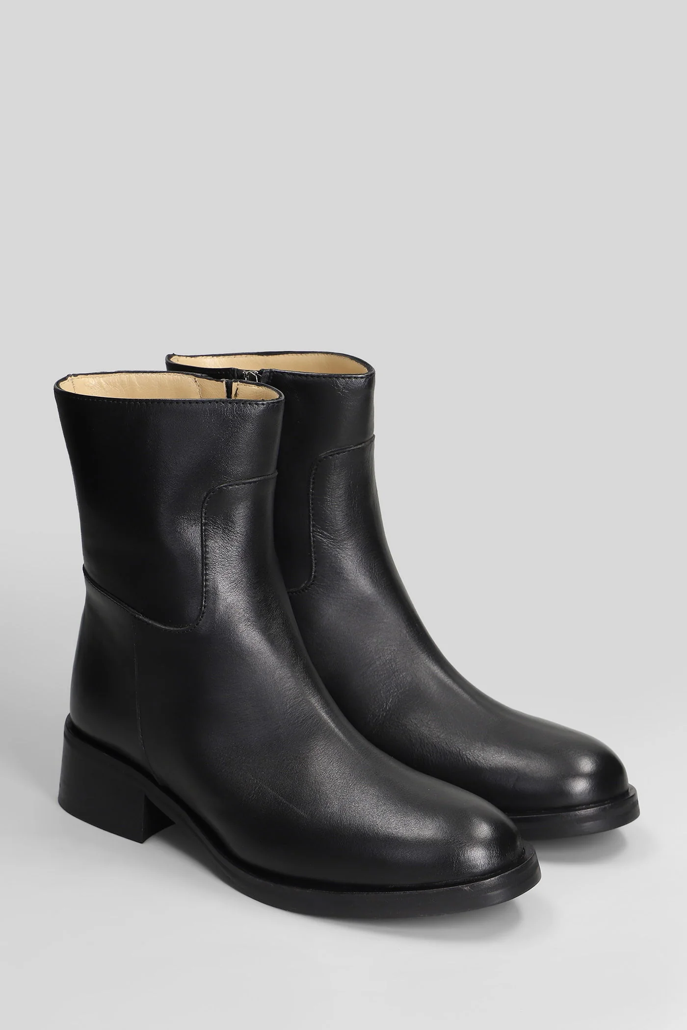 low heels Ankle boots in black leather - Image 2