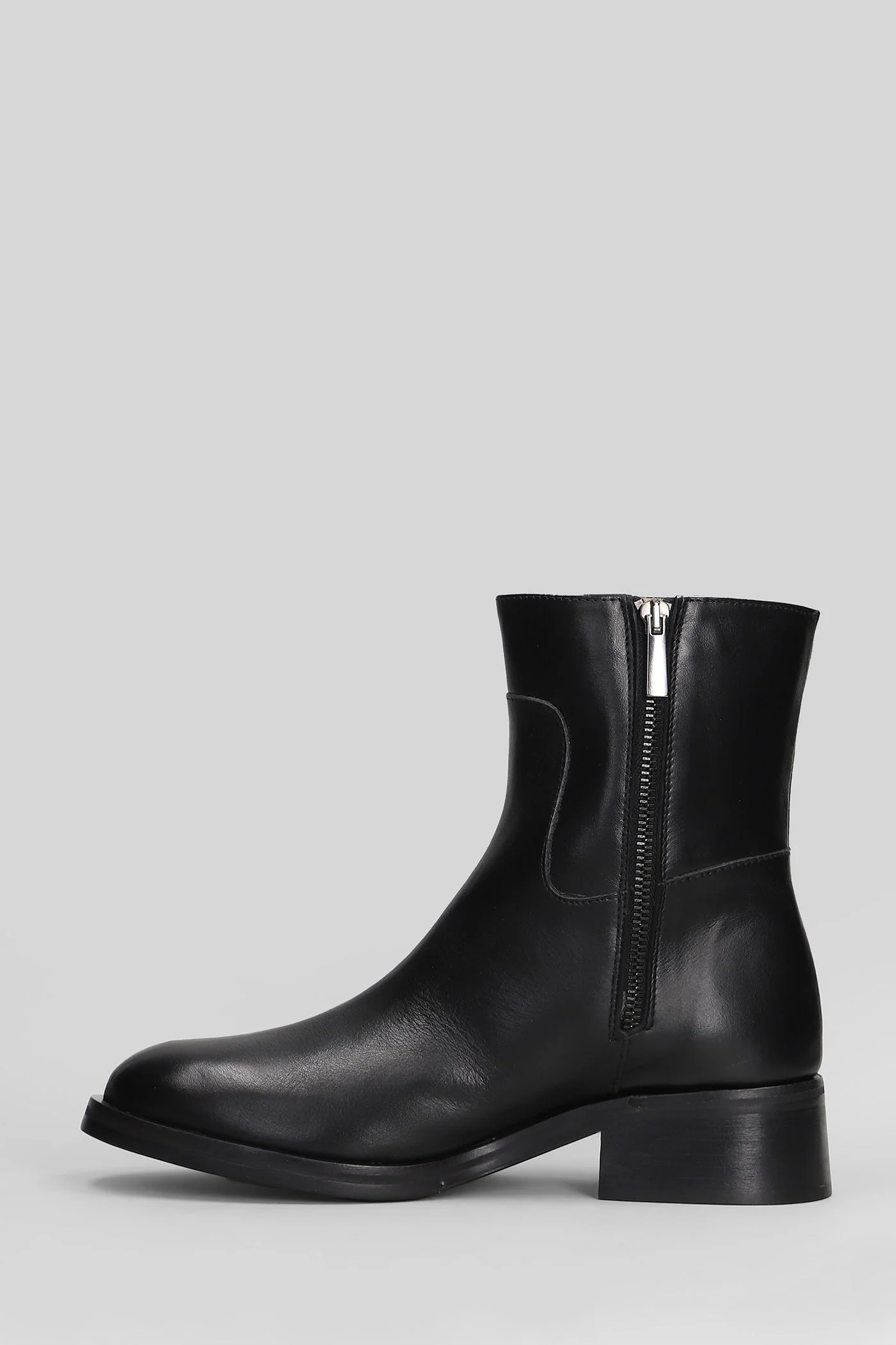low heels Ankle boots in black leather - Image 3