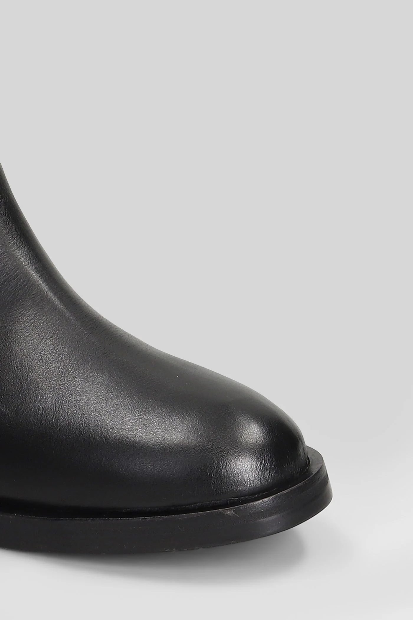 low heels Ankle boots in black leather - Image 5