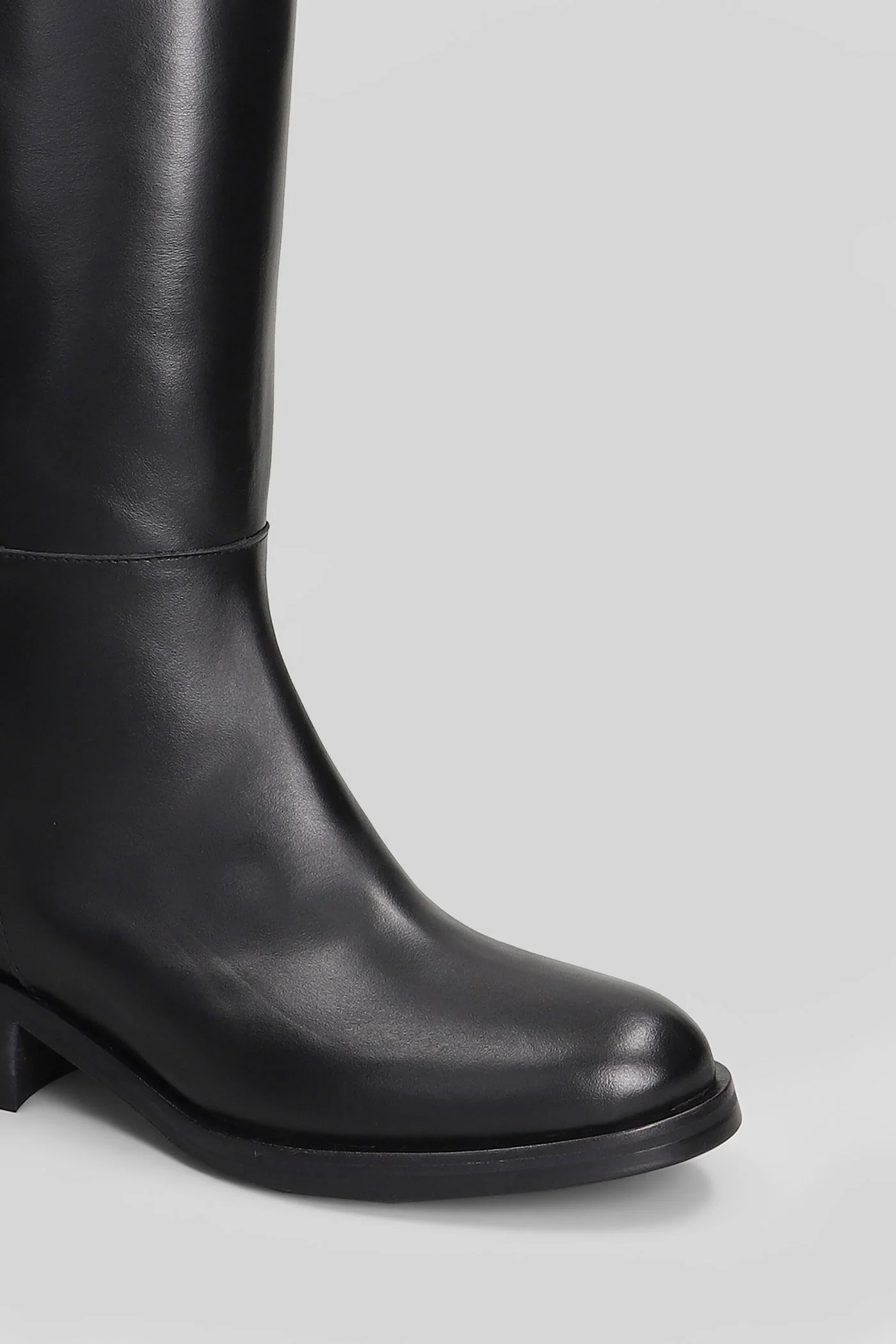 low heels boots in black leather - Image 5