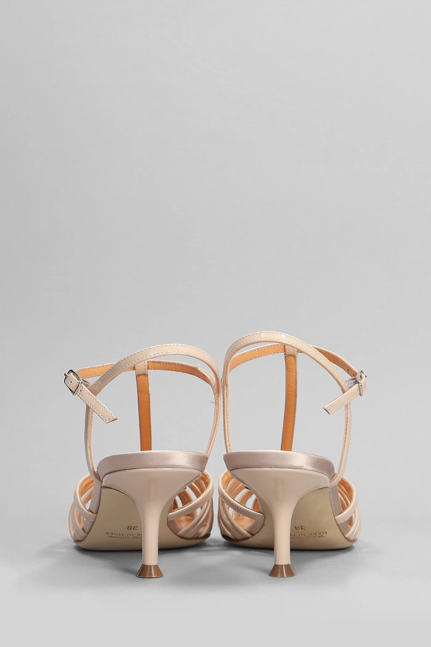 Pumps in powder patent leather - Image 4