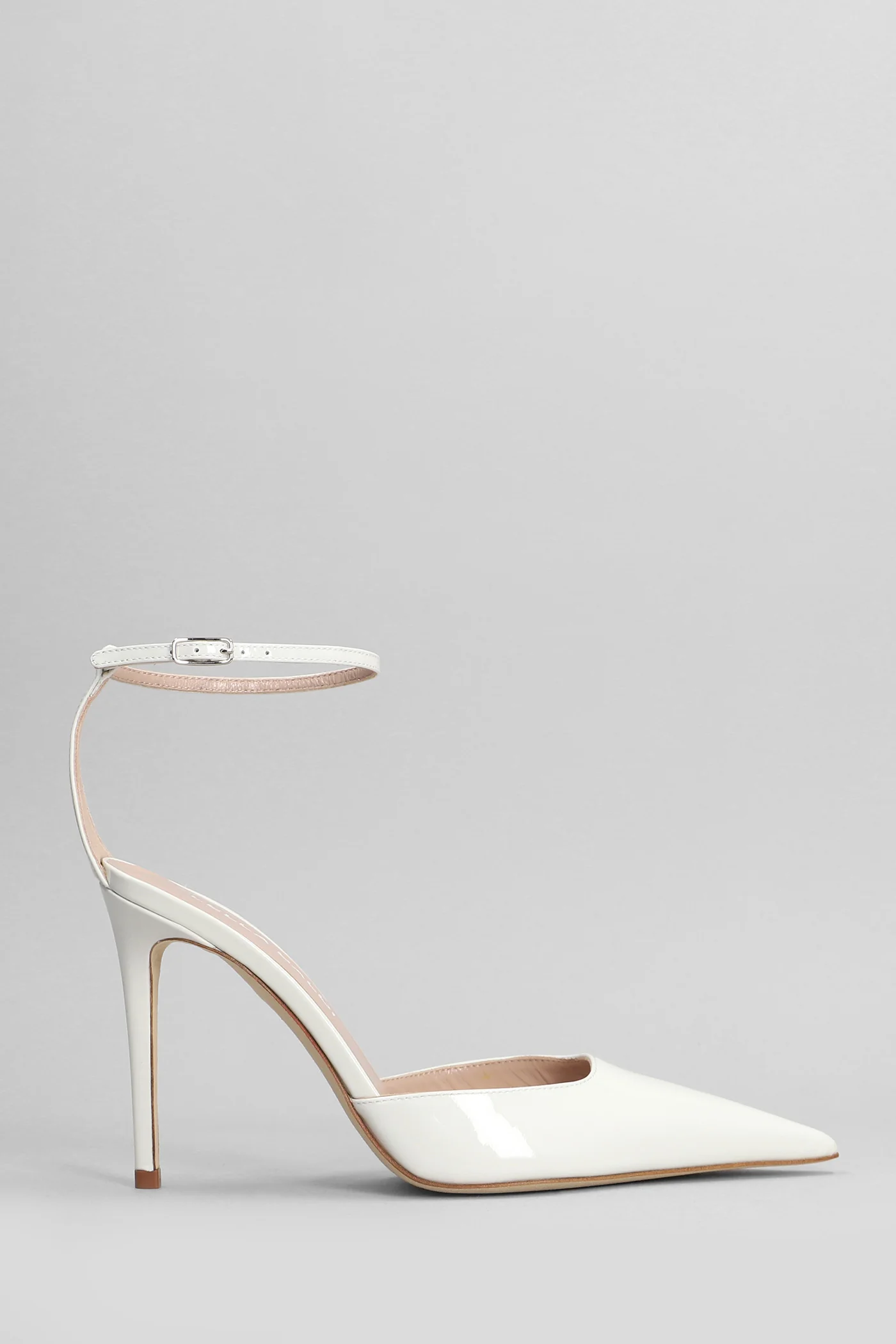 Pumps in white patent leather