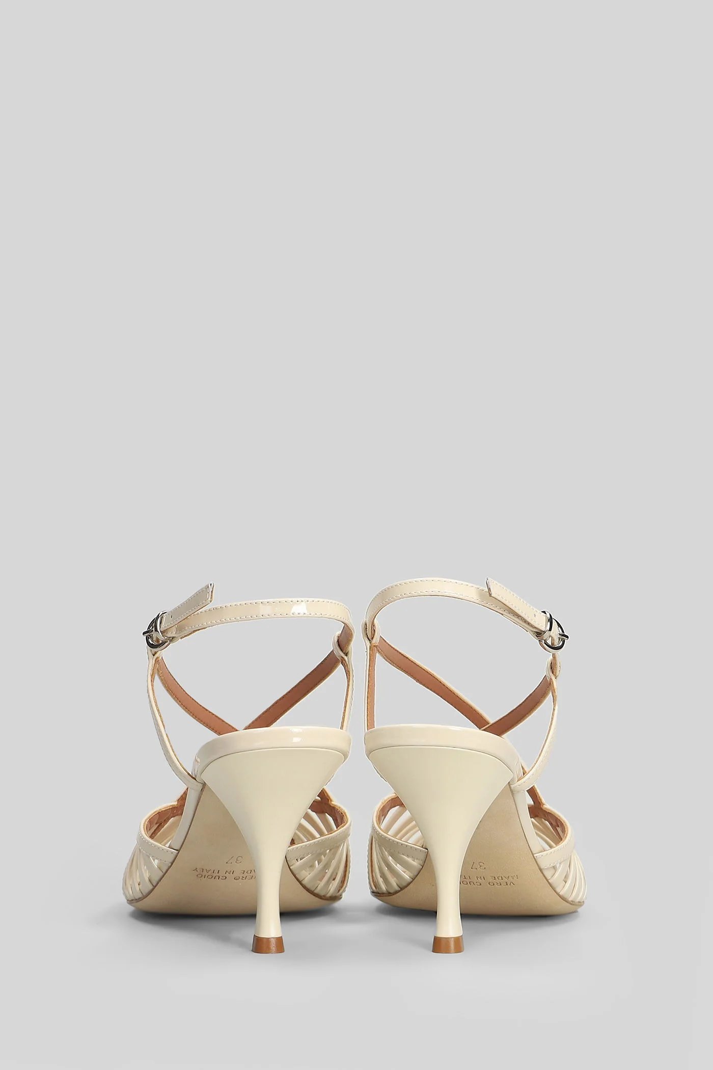 Sandals in beige patent leather - Image 4