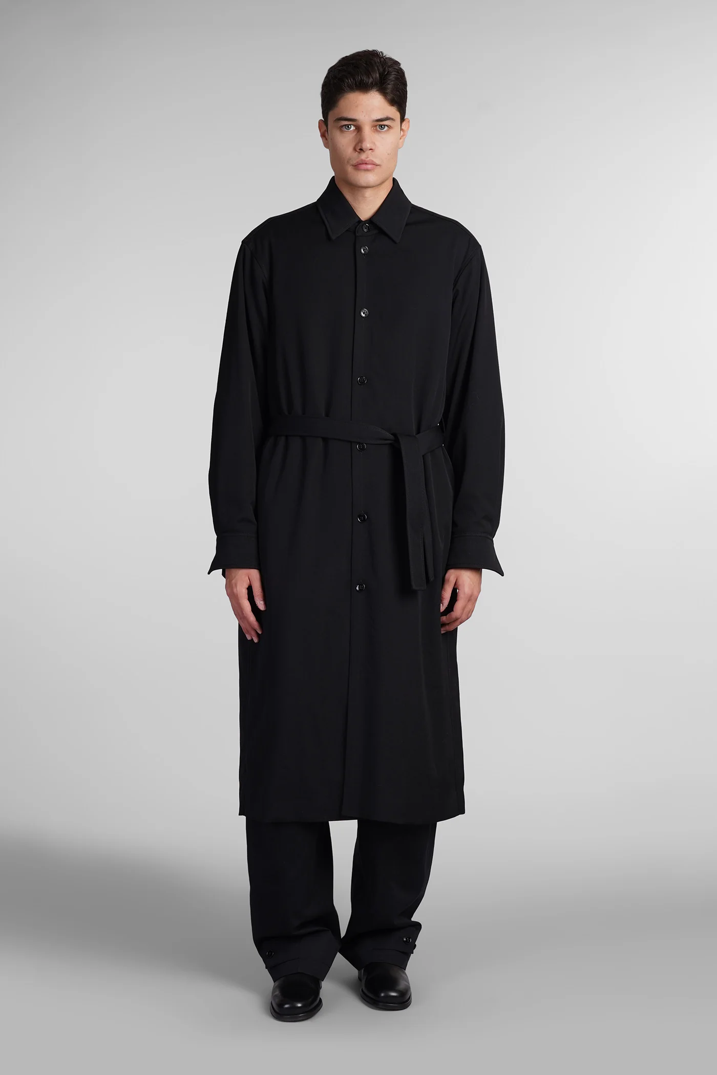 Coat in black wool