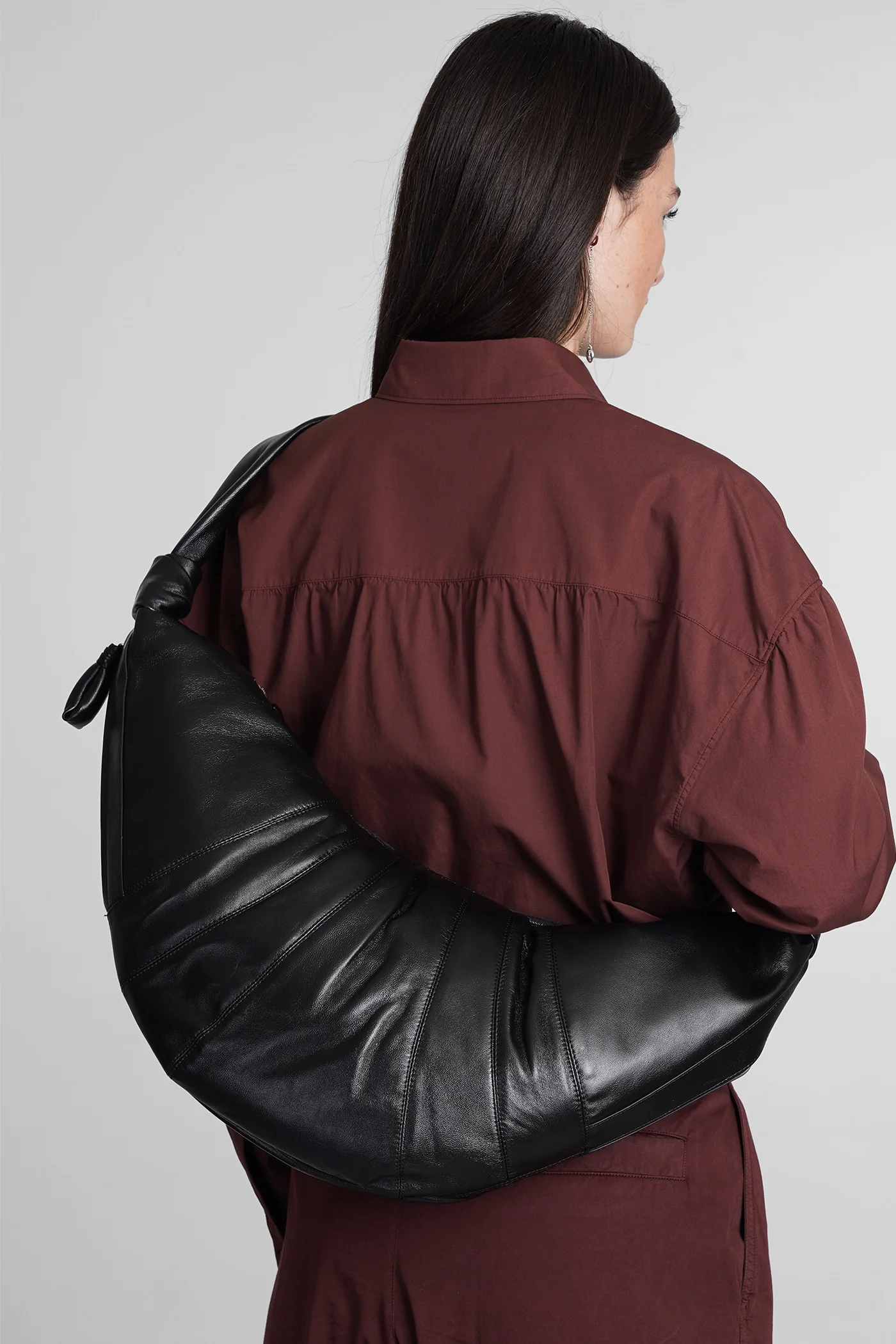 Large croissant Shoulder bag in black leather - Image 5